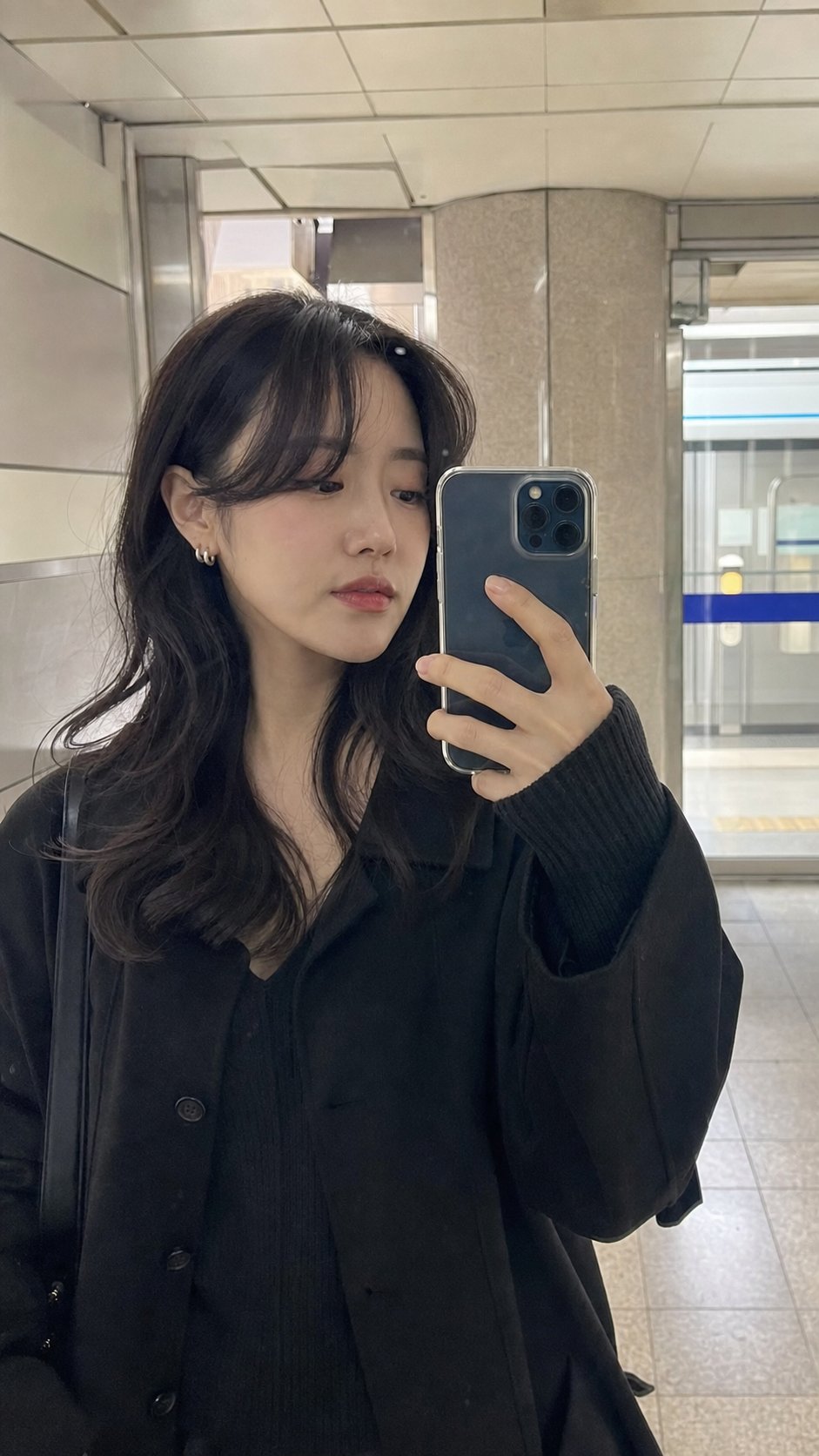 지하철역 거울 셀카로 담은 레이어드 펌