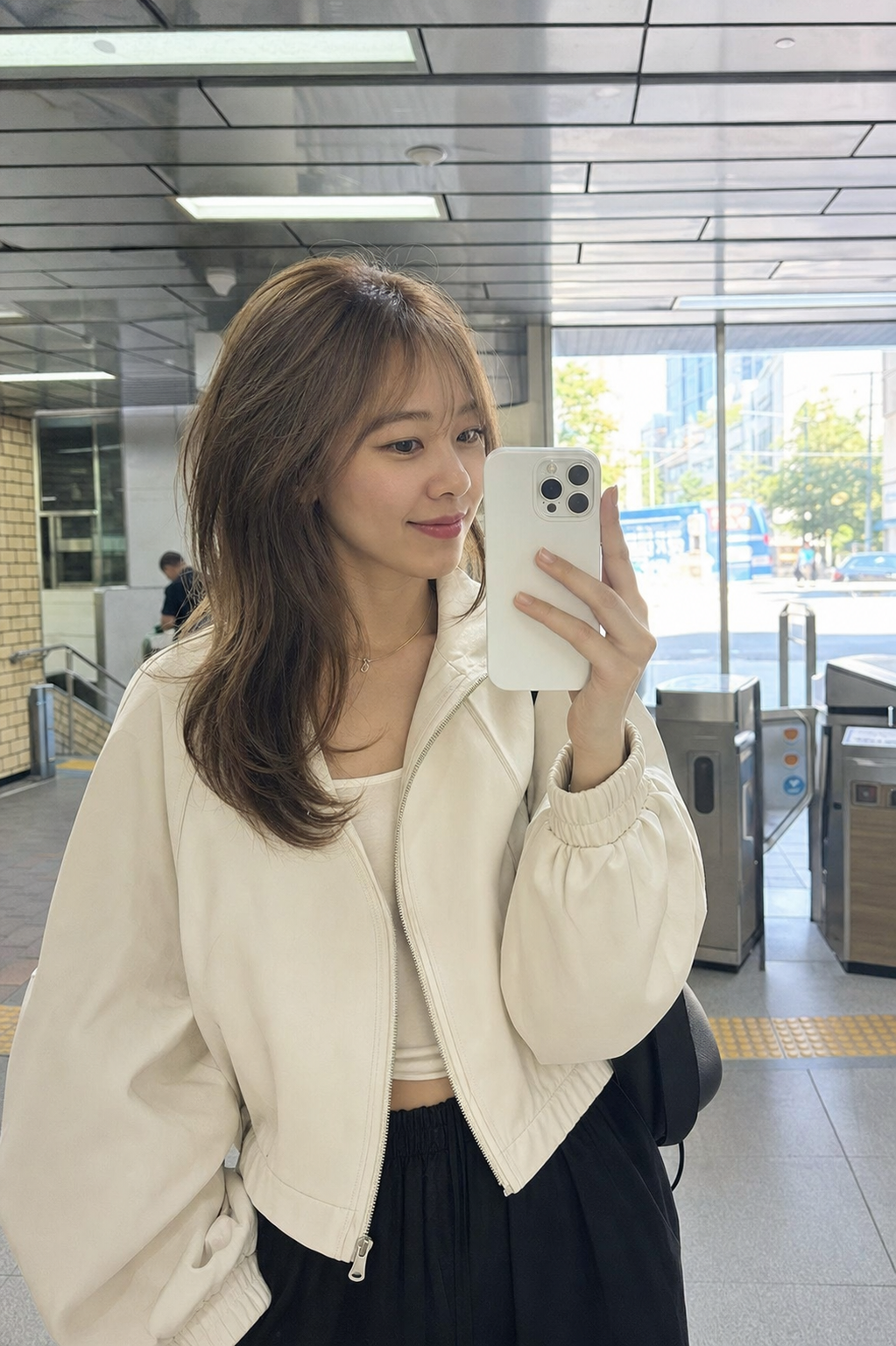 지하철역 거울 셀카로 보이는 차분한 얼굴선 정리