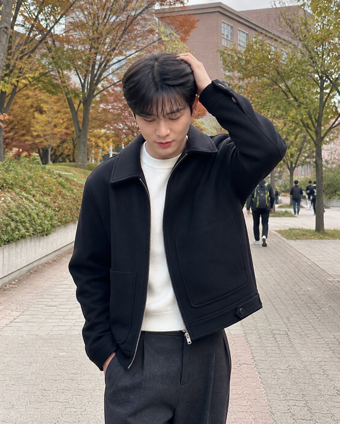 대학가 거리에서 걸으며 찍은 자연스러운 짧은 헤어