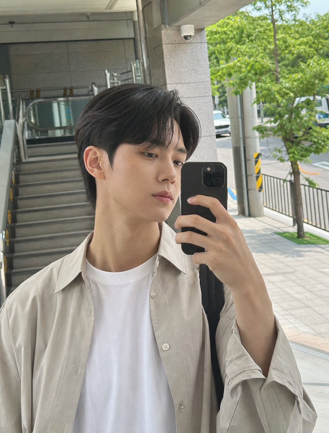 지하철역 입구 거울 셀카의 깔끔한 실루엣