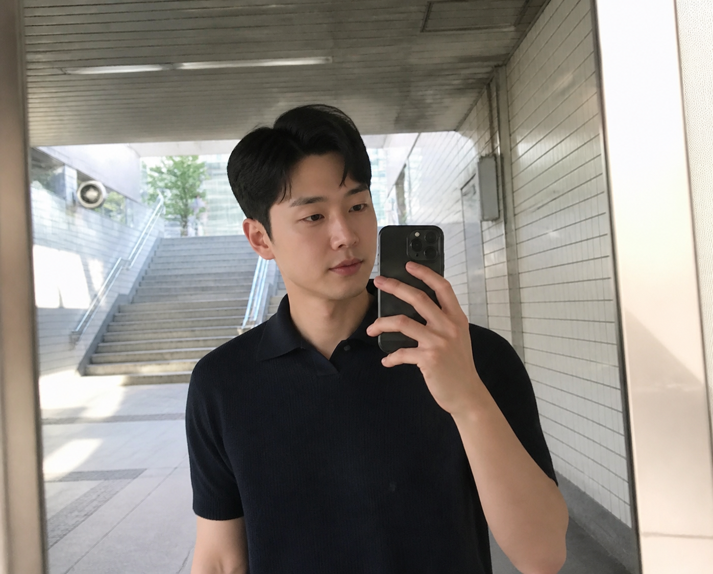 지하철역 입구 거울 셀카