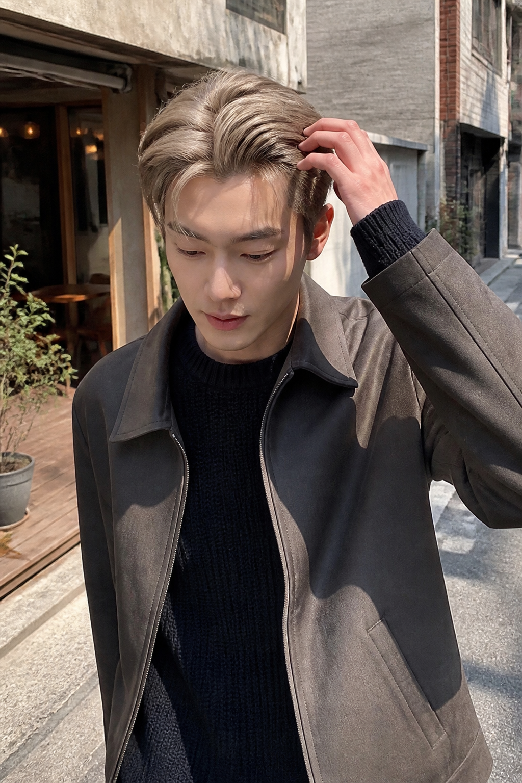 골목길에서 담은 자연스러운 옆선 강조 컷