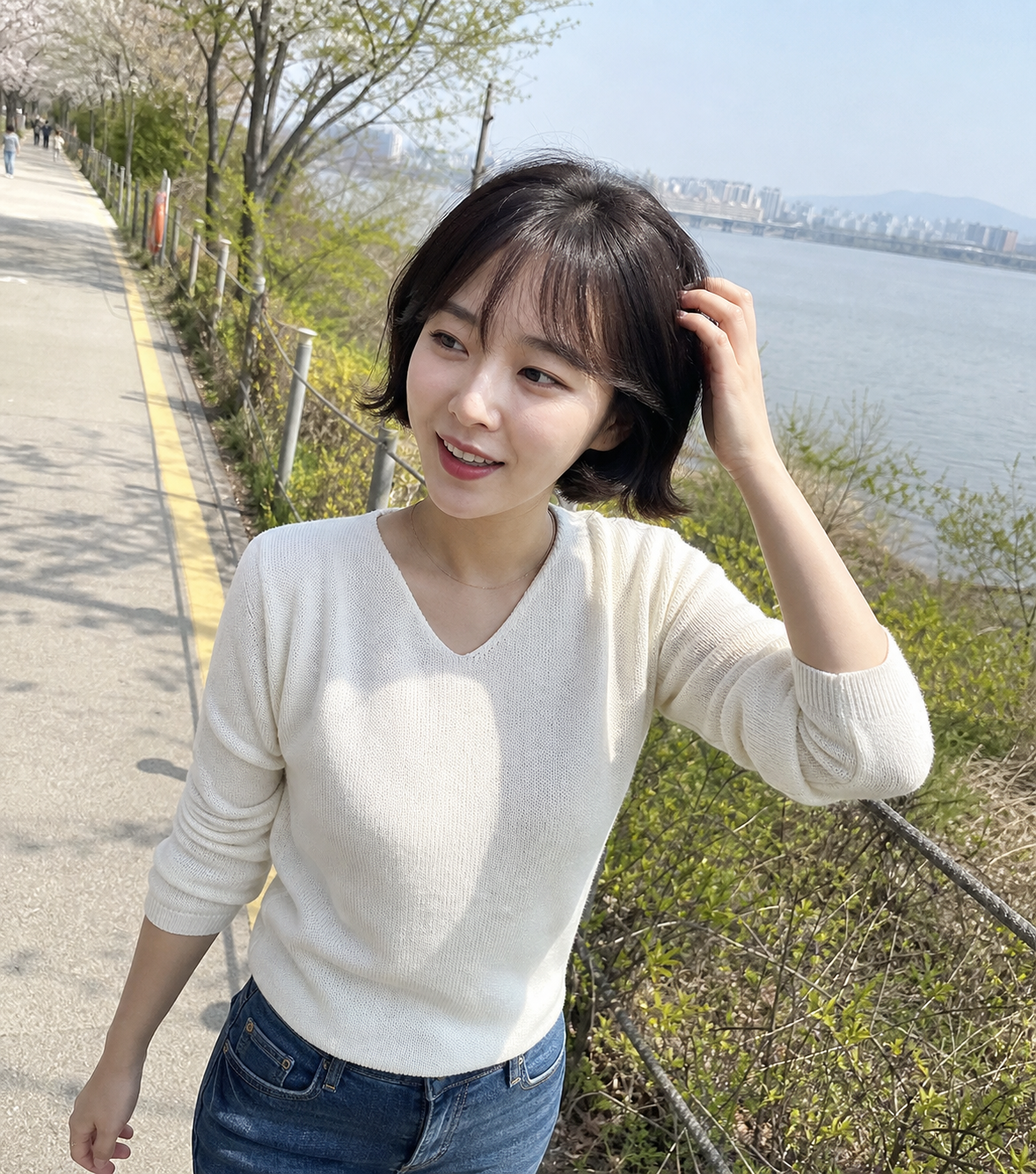 한강공원 산책 중인 자연스러운 웨이브 브라운