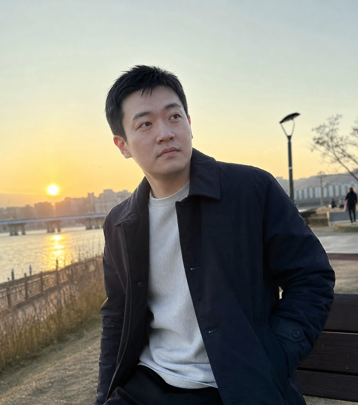 한강공원 벤치에서 담은 정돈된 실루엣