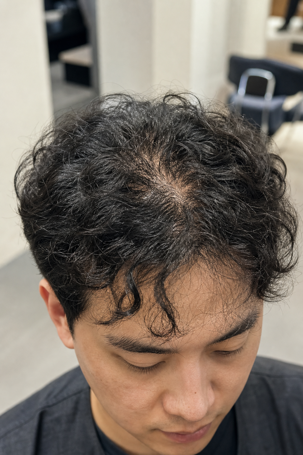 샴푸 사용 전, 두피와 모발 상태를 점검하는 모습