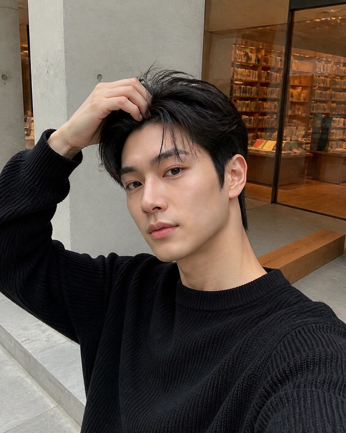 서점 앞 반신 셀피, 깔끔한 이마 라인이 보이는 스타일