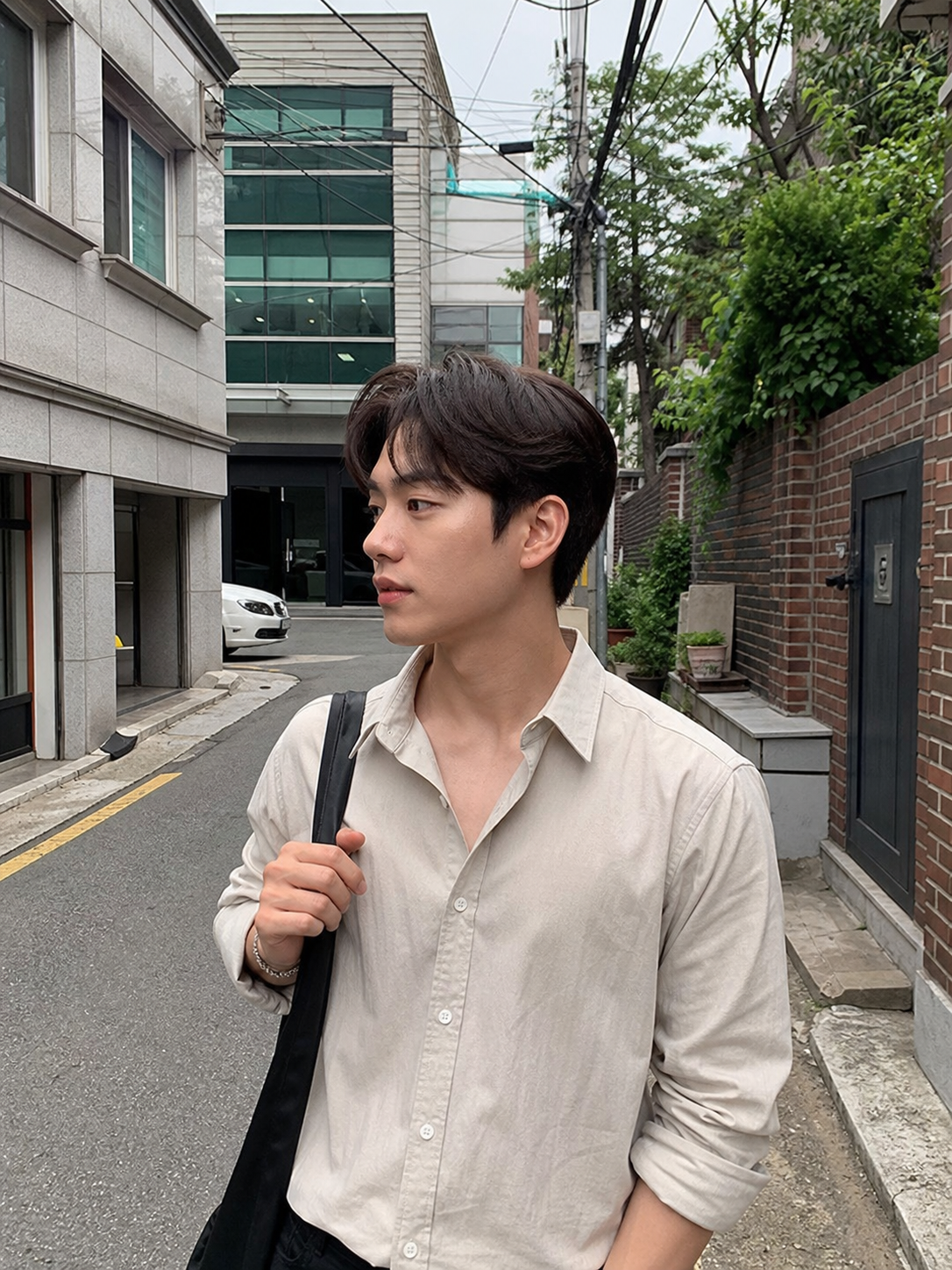 골목길에서 자연스럽게 보이는 단정한 질감