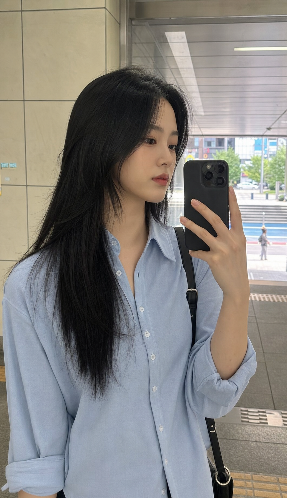 지하철역 거울 셀카, 정돈된 화보 무드