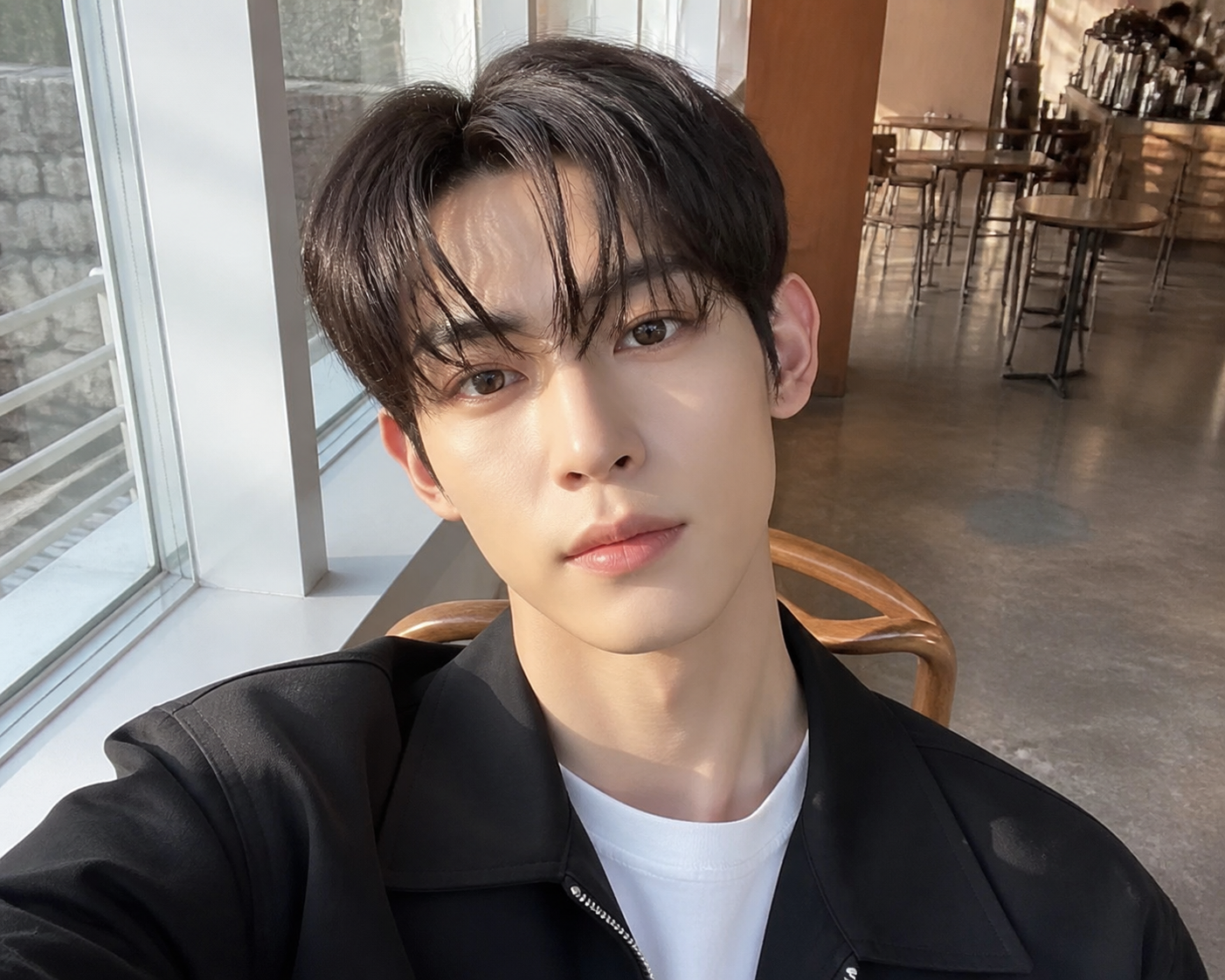 창가 카페 셀카로 보는 깔끔한 제로섹시 무드