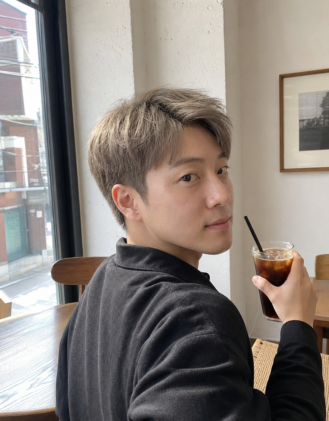 카페 창가에서 찍은 자연광 셀피