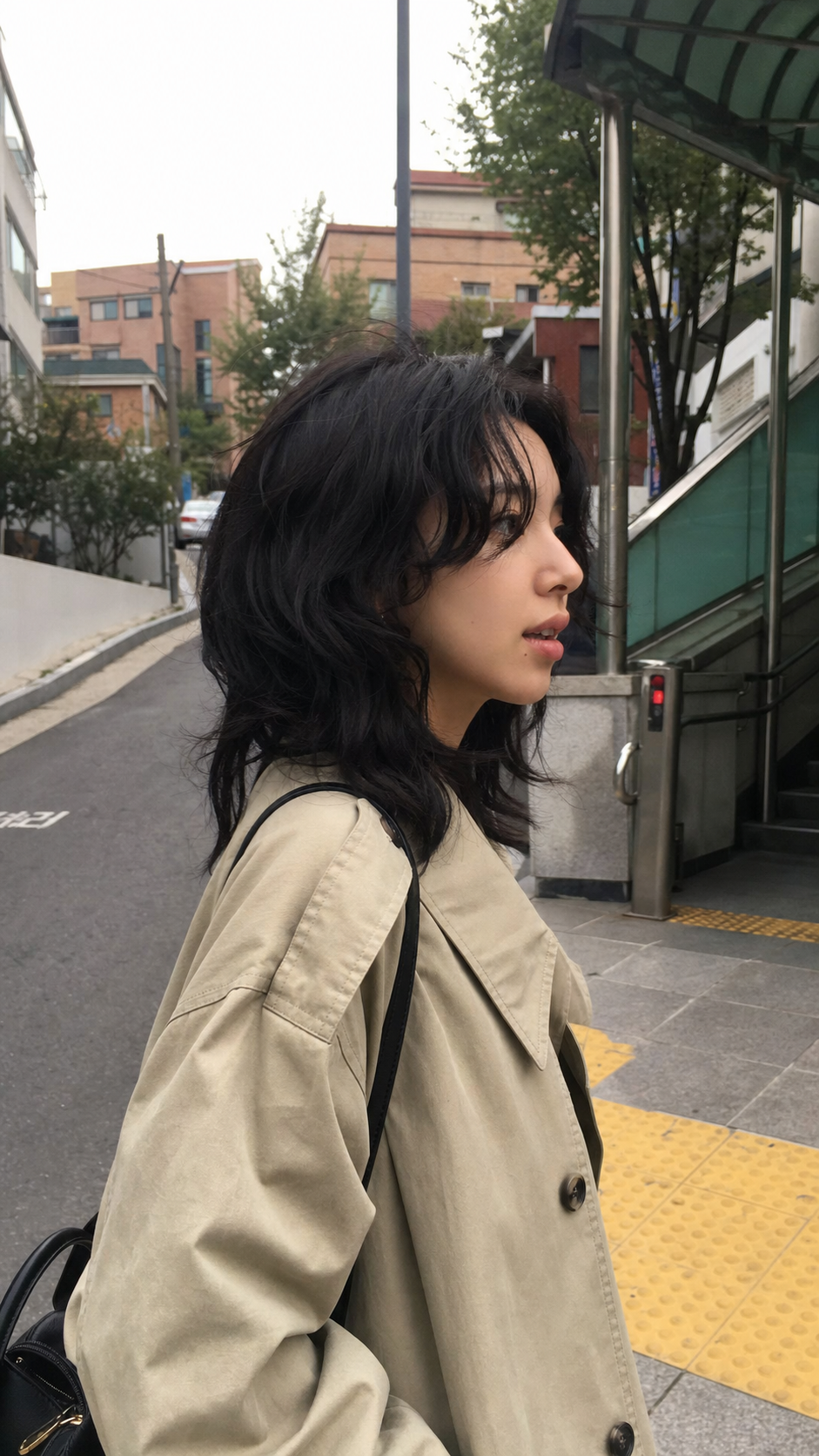 지하철역 앞에서 포착한 자연스러운 히피펌 무드
