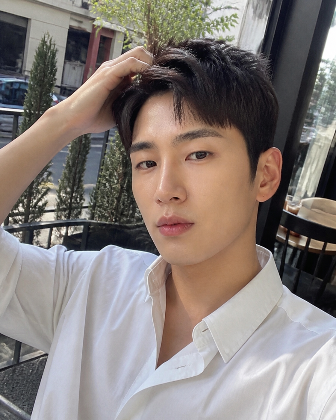 카페 테라스에서 담은 자연스러운 안보현 스타일 셀피