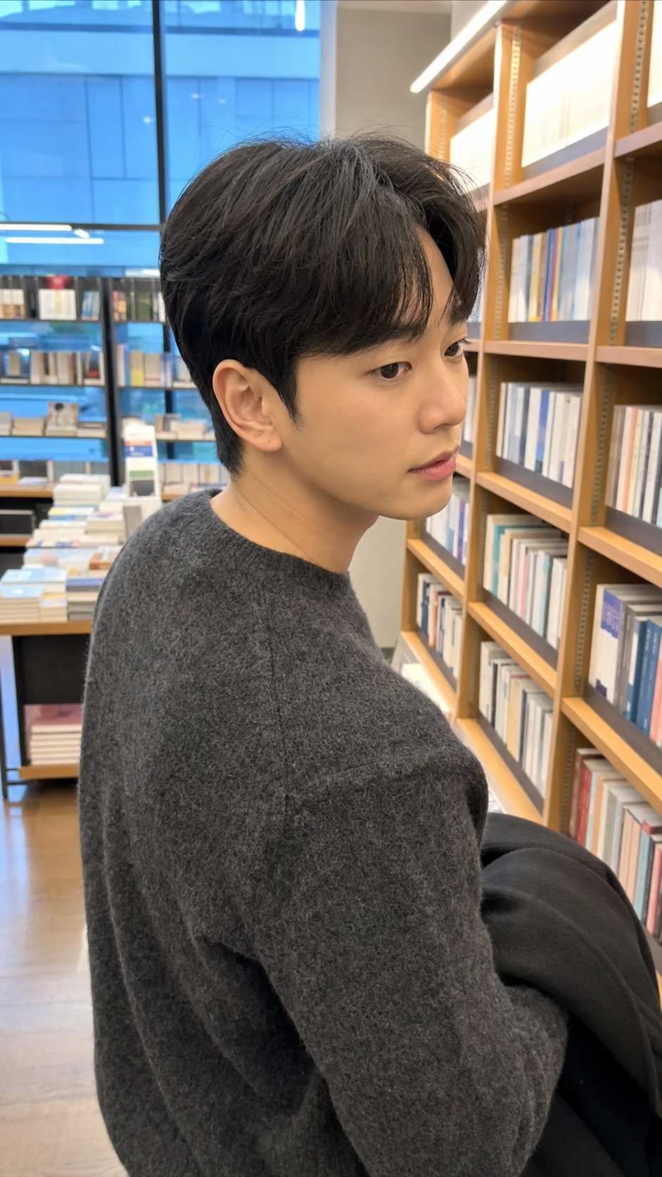 지적인 인상을 주는 깔끔한 가르마 스타일