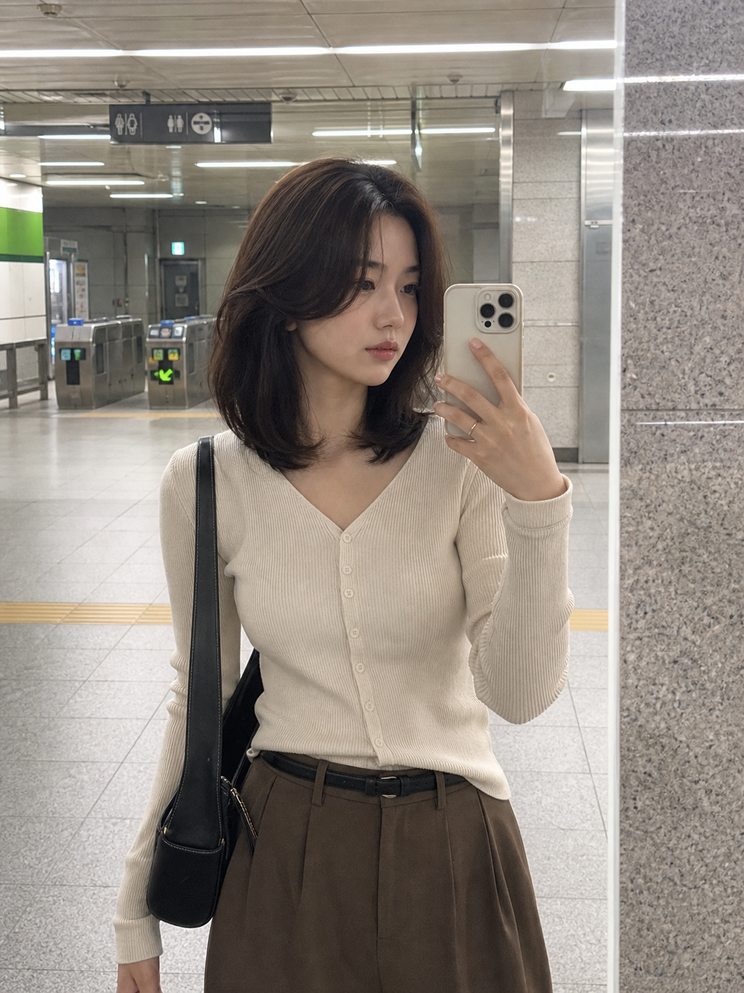 지하철역 거울셀카로 담은 세련된 레이어드 스타일