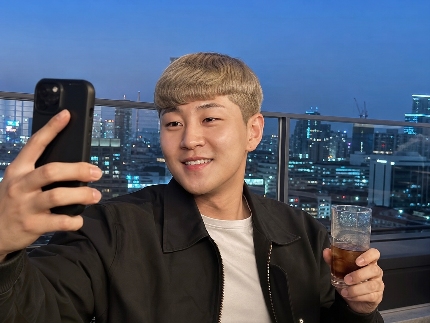 루프탑 야경에서 살아나는 볼륨감 있는 남자 머리