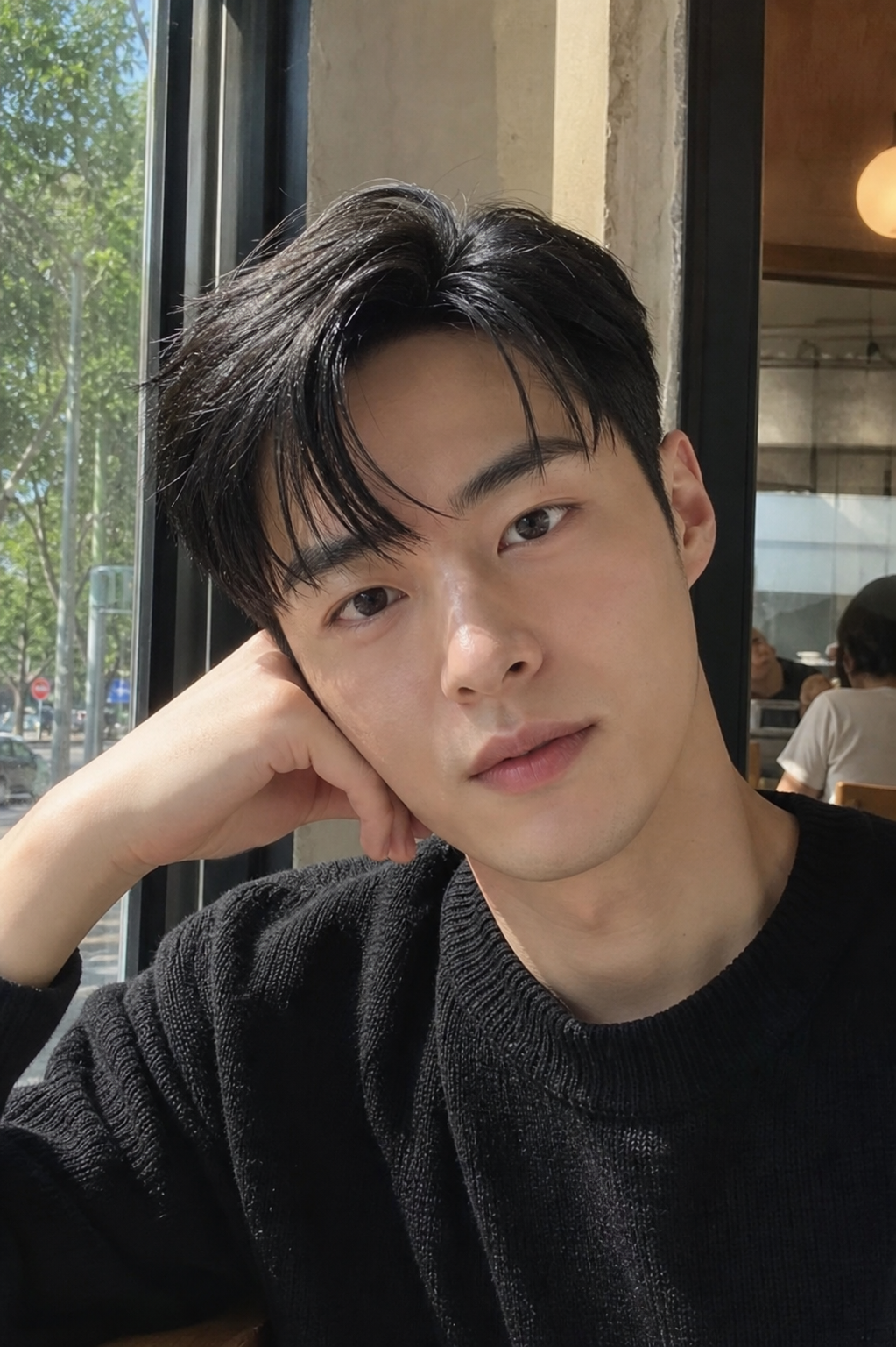 카페 창가에서 자연광으로 보이는 허남준 스타일