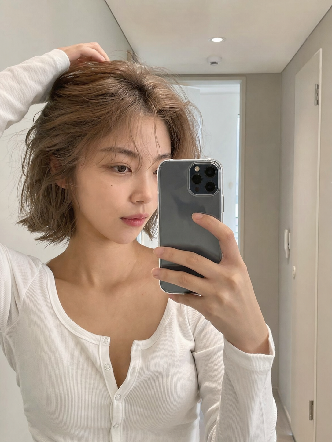 거울 셀카로 담은 차분한 결감