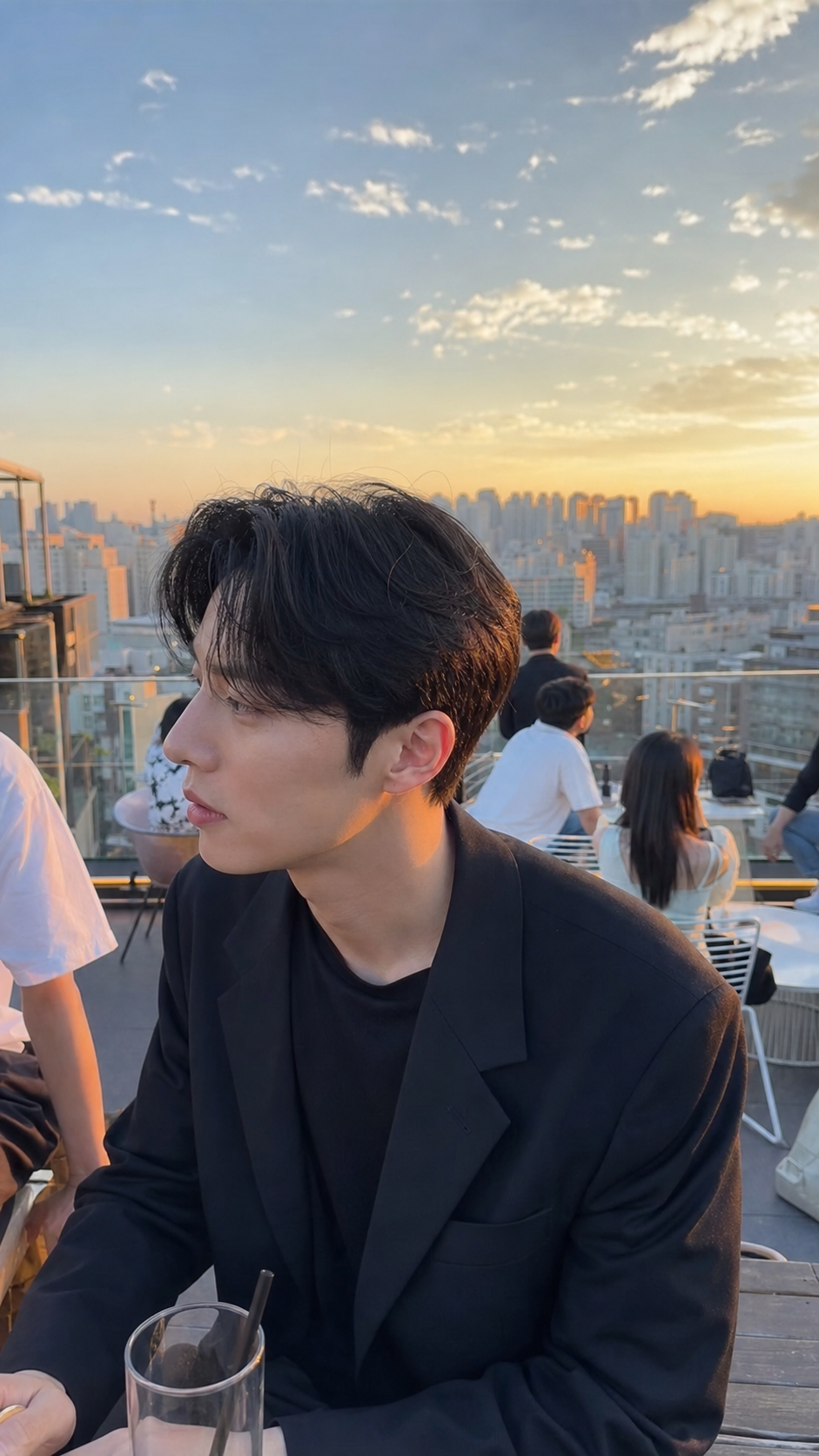 루프탑 노을 아래 세련된 분위기