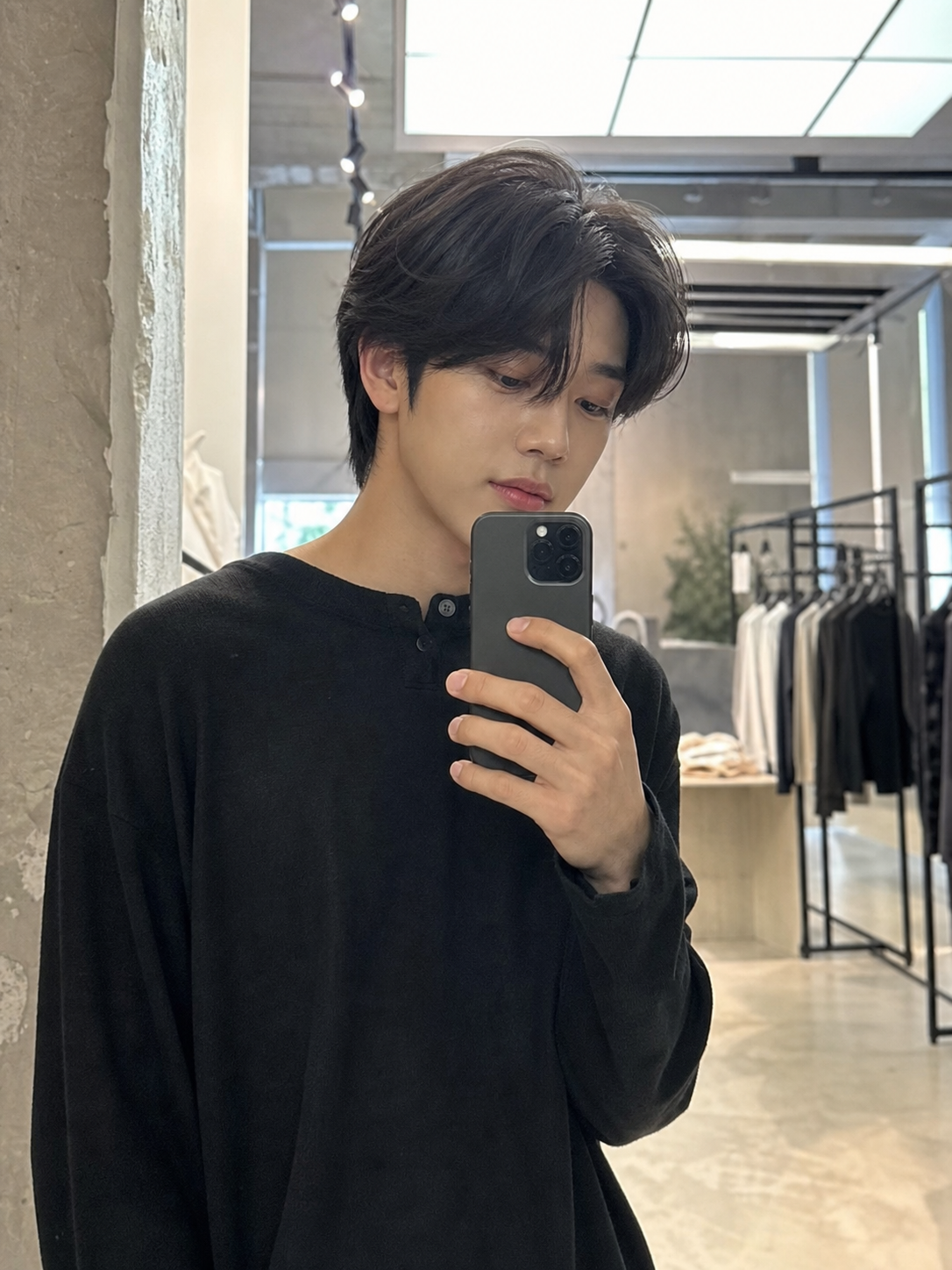 편집샵 거울 셀카로 담은 정돈된 남자 헤어