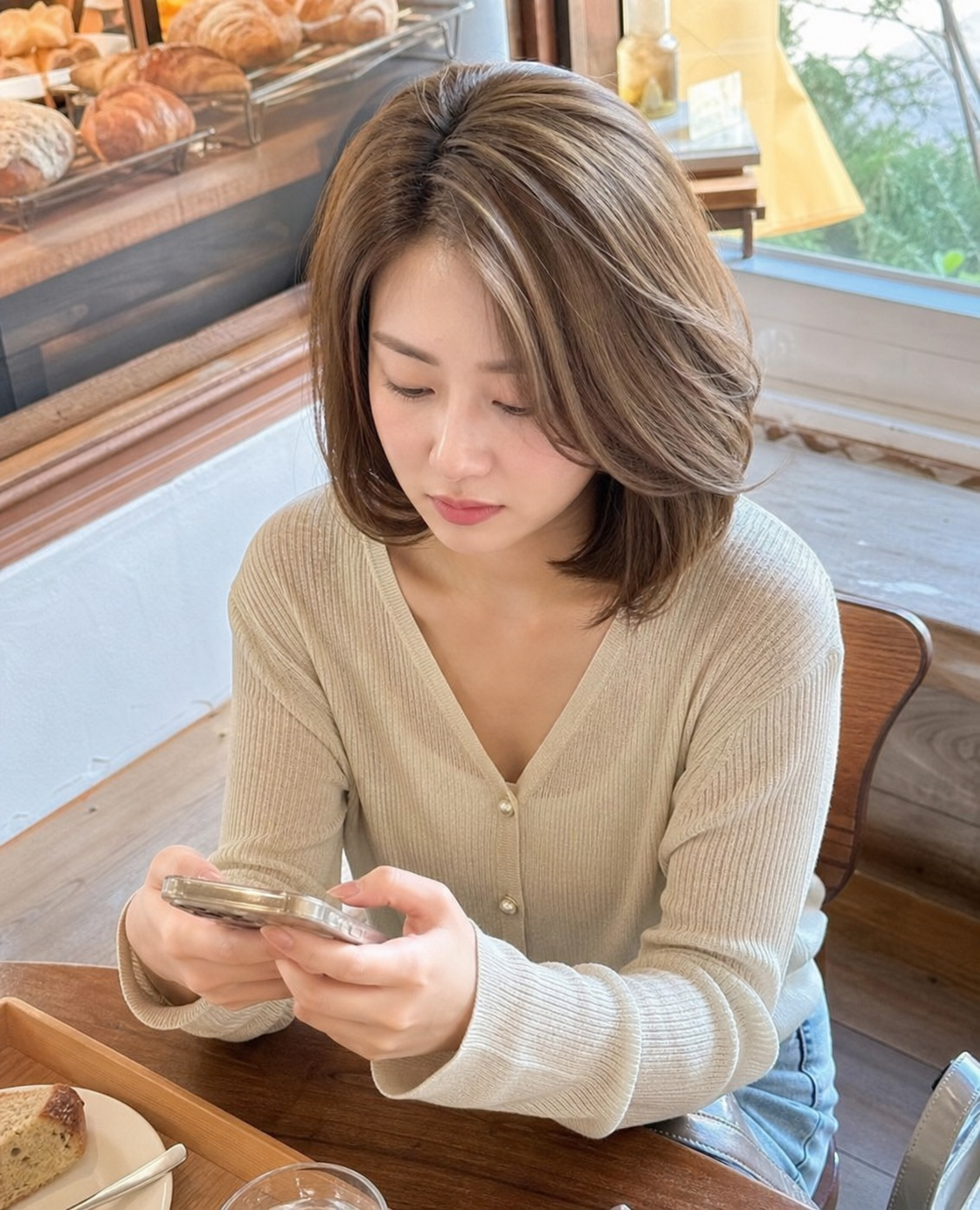 브런치 식당에서 담은 단정한 생머리 일상샷