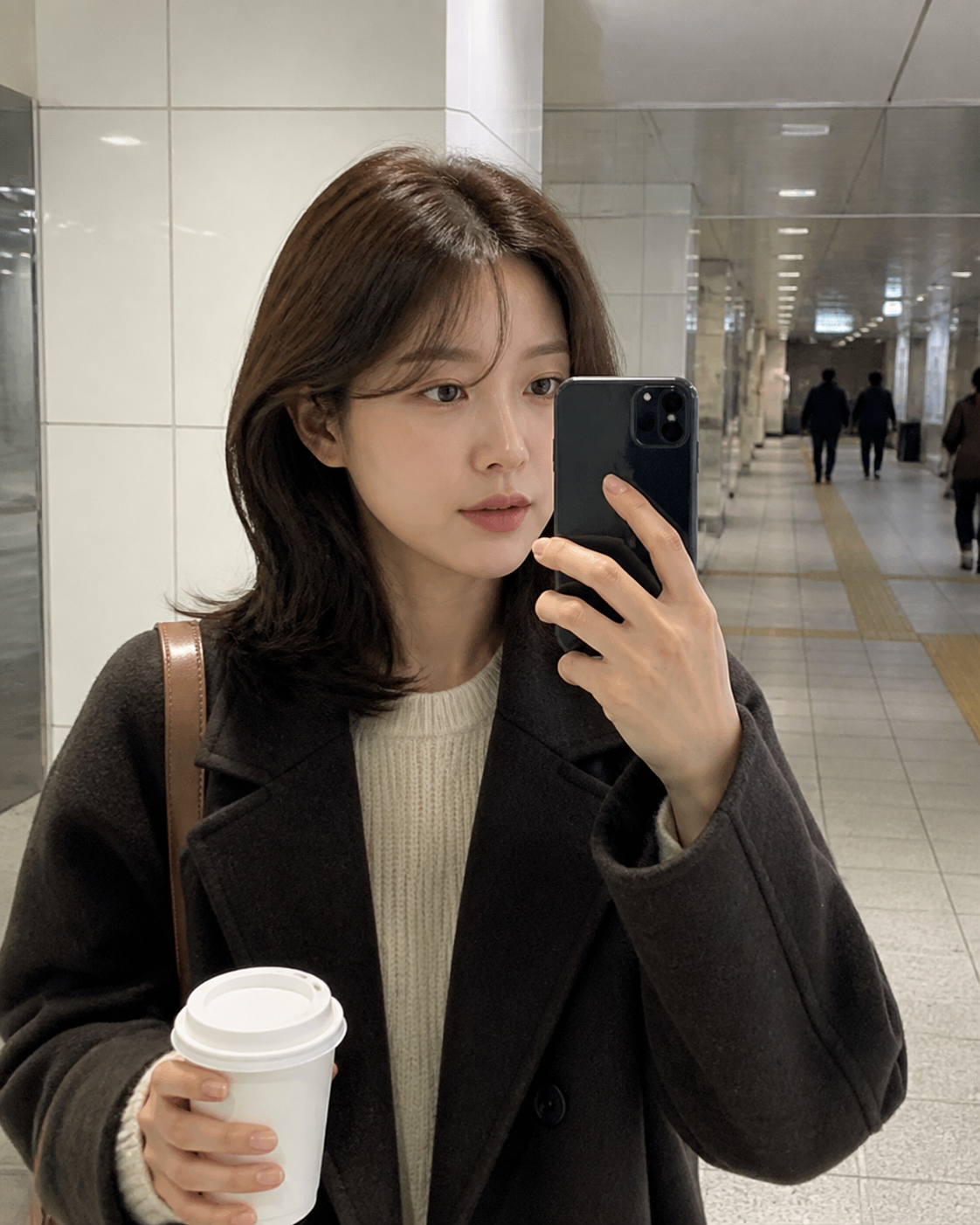 지하철역 입구 거울 셀카