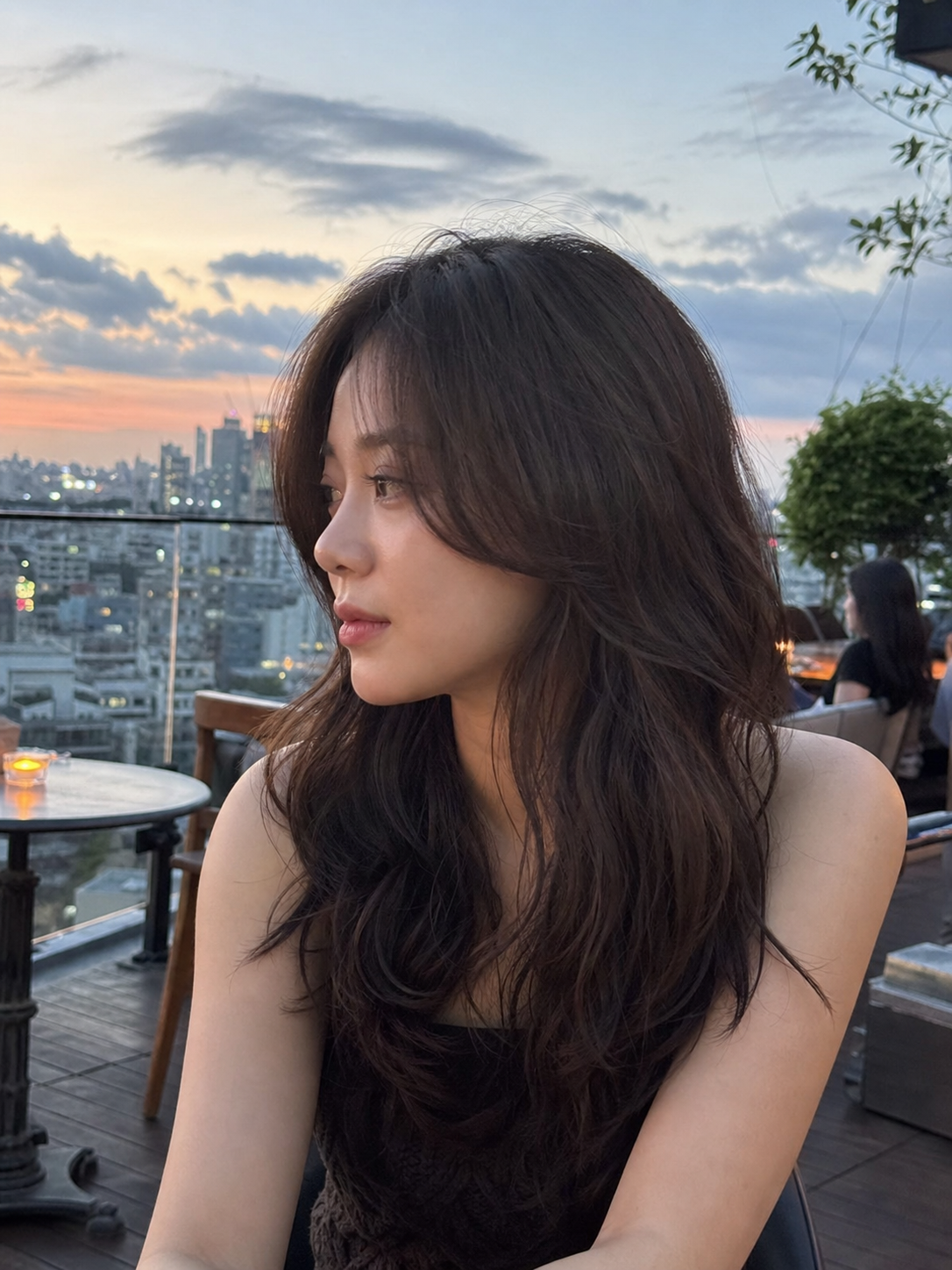 도심 야경 루프탑에서의 풍성한 긴머리 웨이브