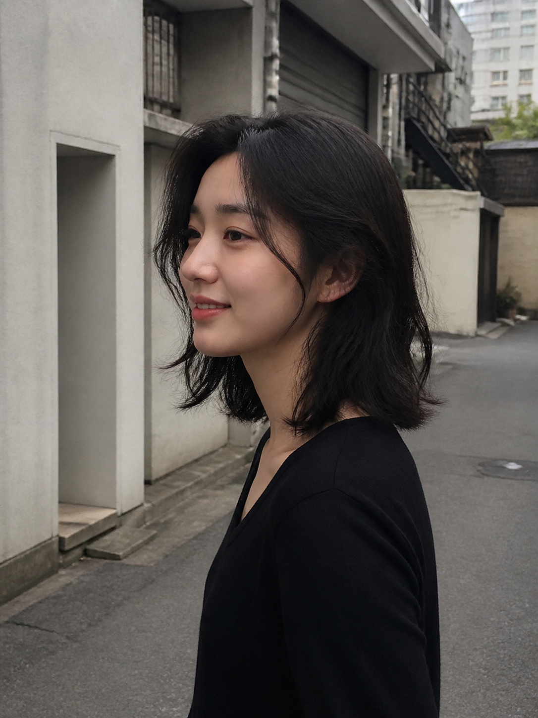 골목길 산책 중 자연스럽게 떨어지는 수애 스타일