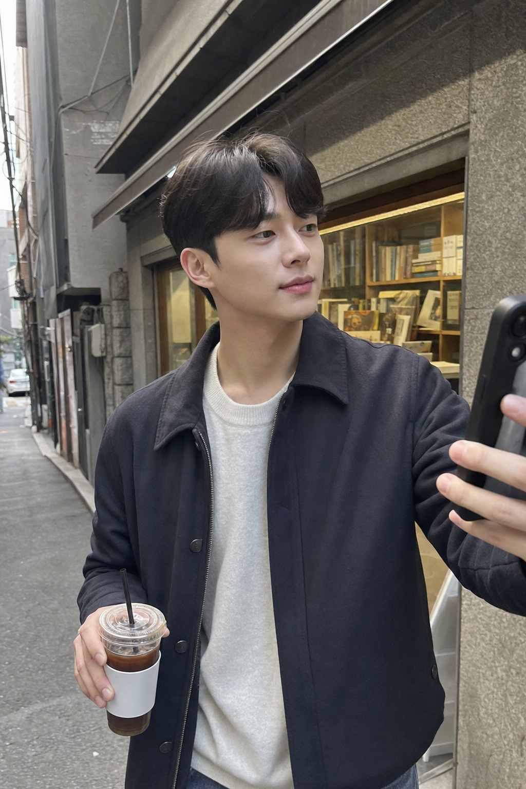 골목길 스냅, 단정한 옆머리와 흐르는 앞머리