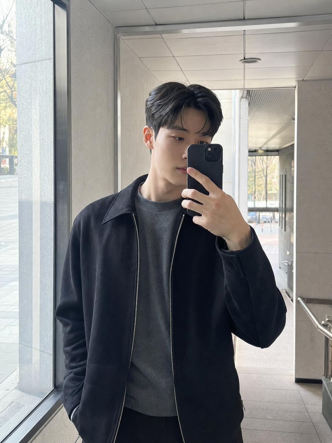 지하철역 입구 거울 셀카 느낌