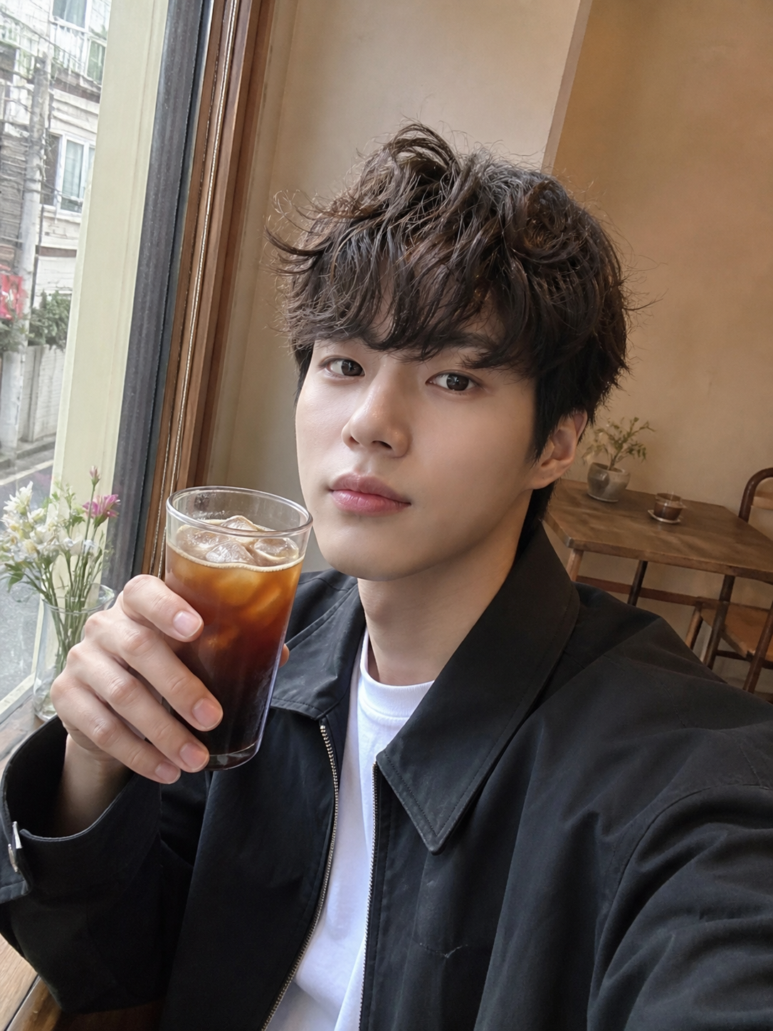 카페 창가에서 자연스럽게 보이는 볼륨감 있는 텍스처 컷