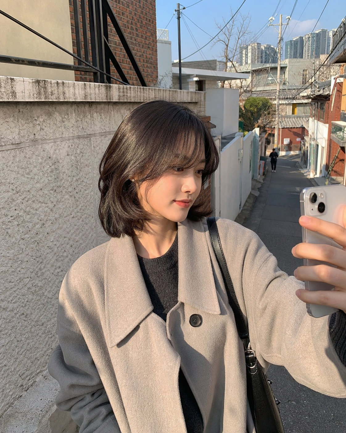골목길에서 보이는 얼굴선 감싸는 굵은 웨이브