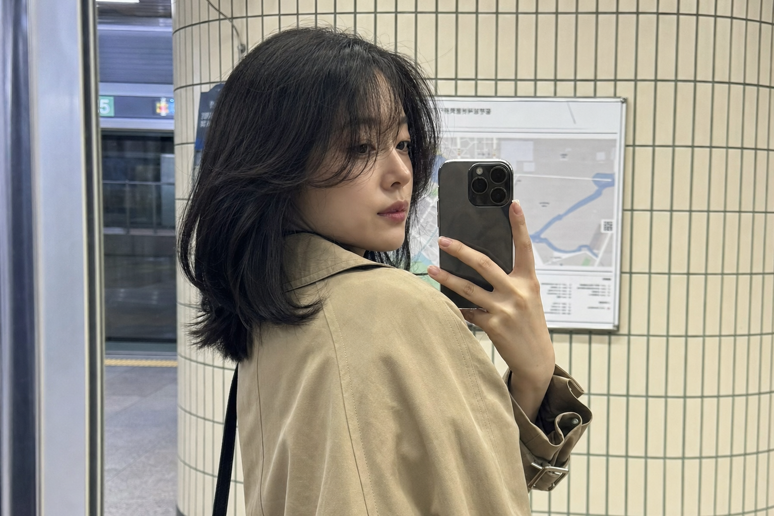 지하철역 입구 거울 셀카의 중단발 레이어드