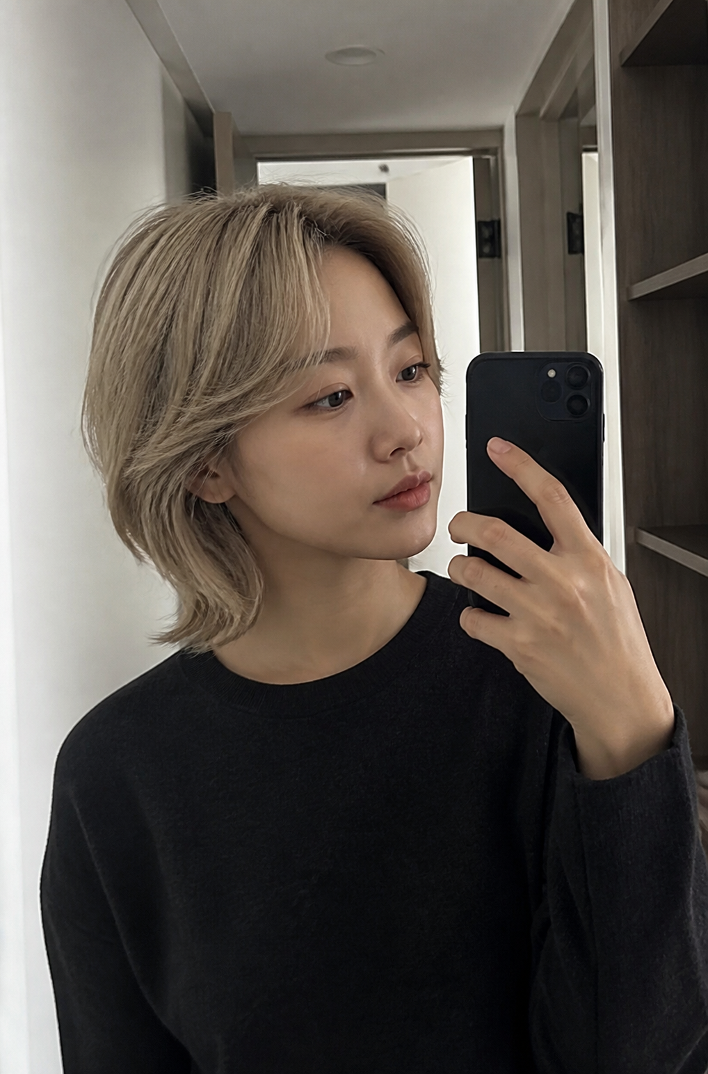 거울 셀카로 보이는 레이어드 웨이브