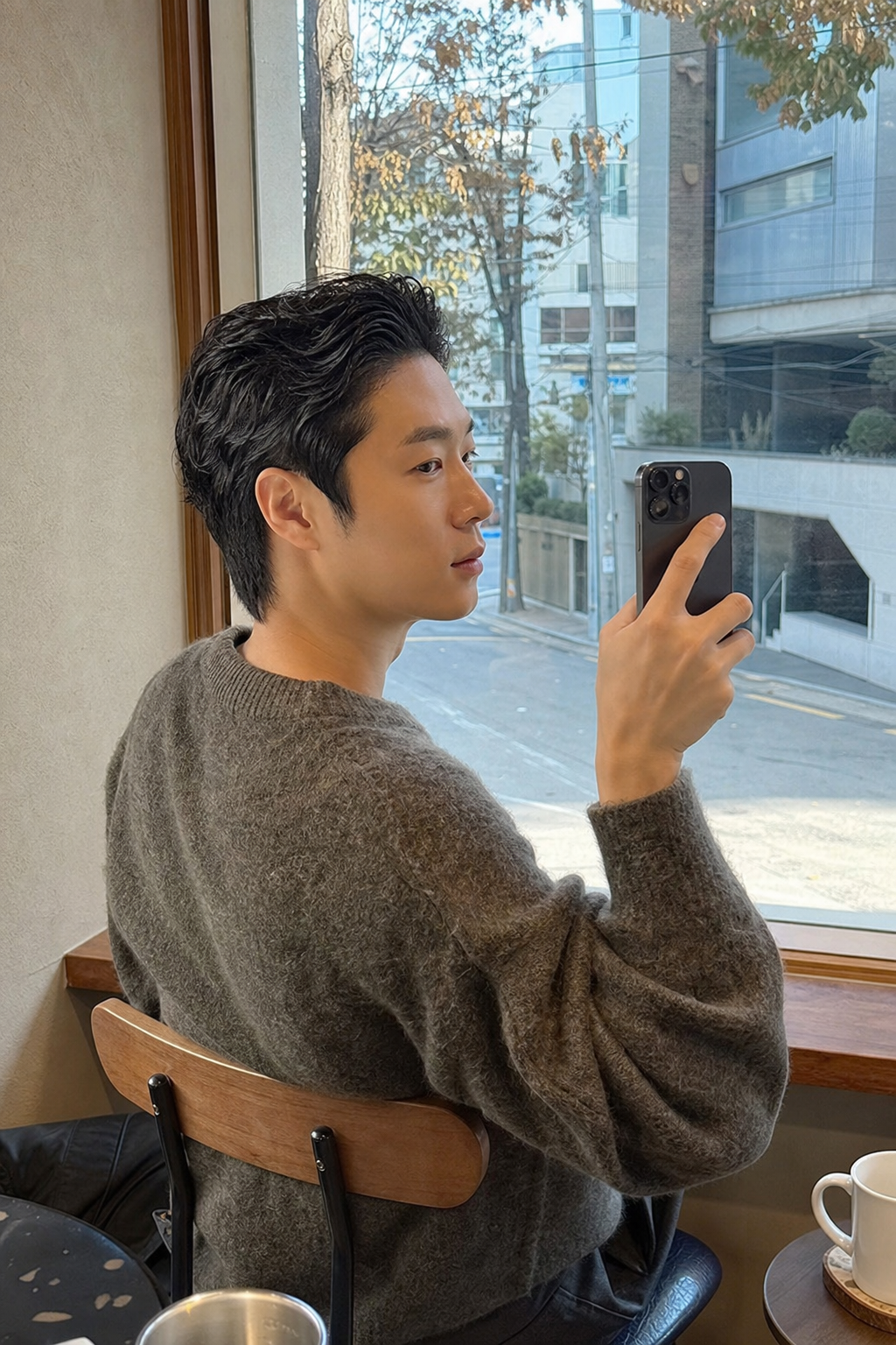 카페 창가 셀피 톤의 자연스러운 슬릭백