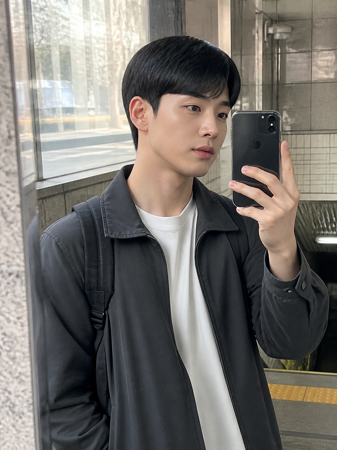 지하철역 거울 셀카로 보는 정돈된 남자 헤어
