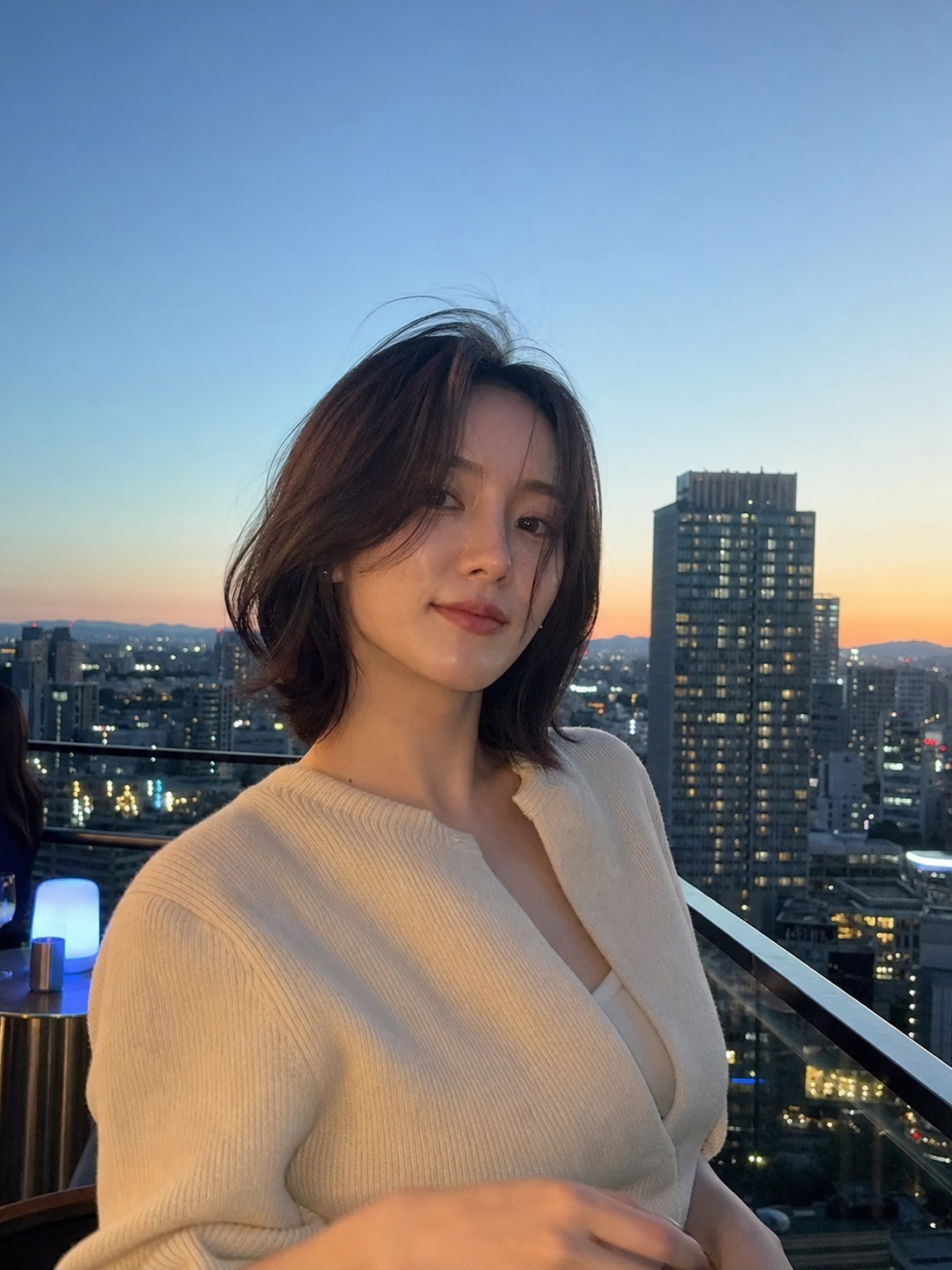 도심 야경 속 세련된 내추럴 중단발