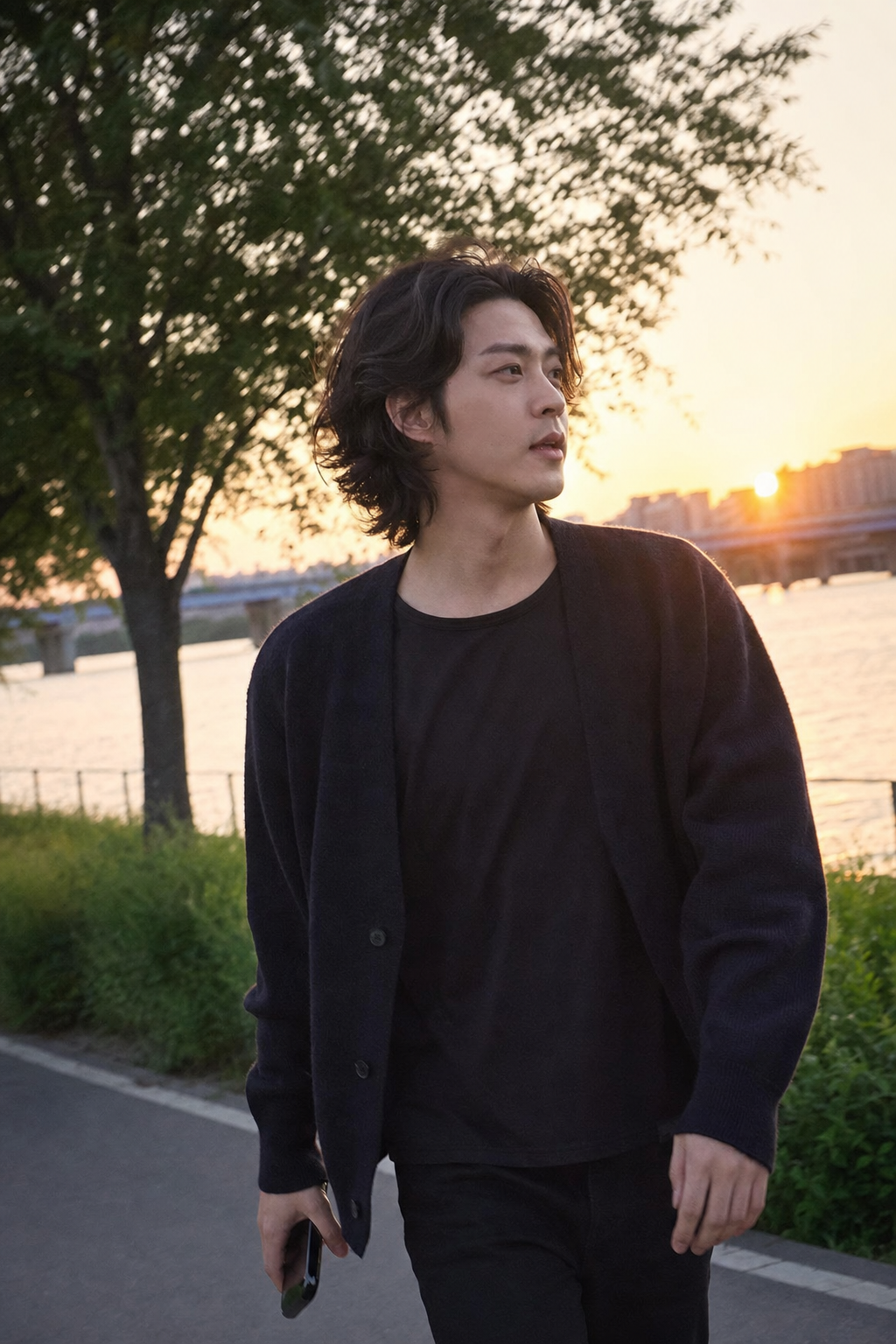 한강 산책 중 바람에 흐르는 내추럴 장발