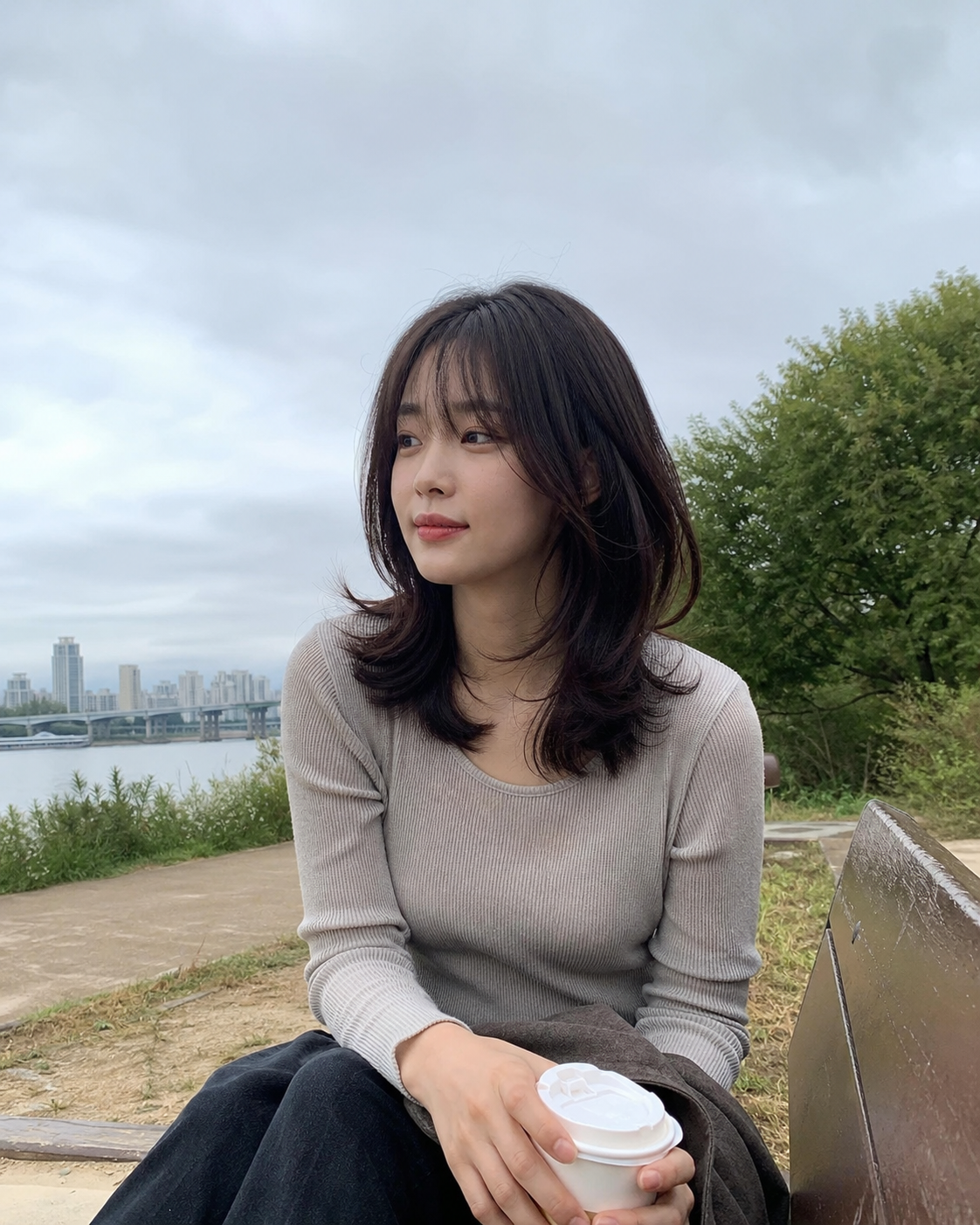 한강공원 벤치에서 찍은 자연스러운 굵은 웨이브