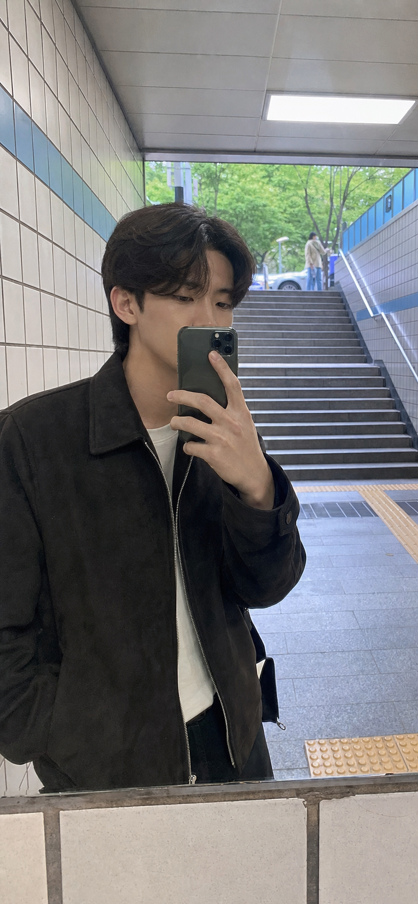 지하철역 거울 셀카로 담은 깔끔한 실루엣