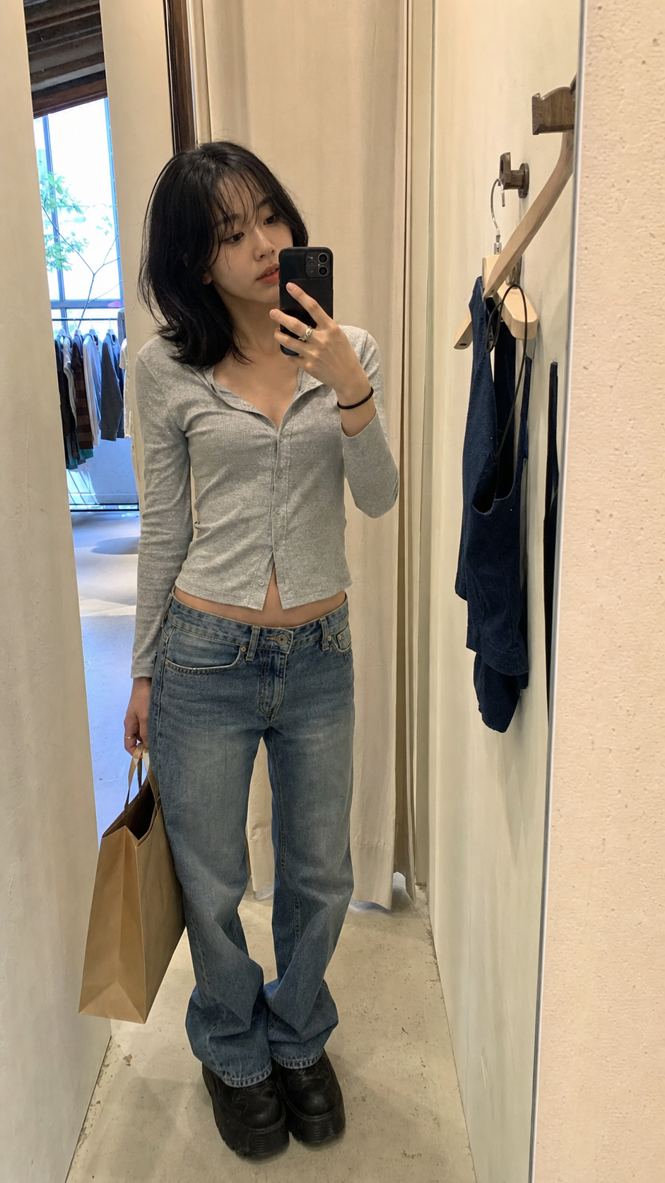 편집샵 피팅룸 거울 셀카 느낌의 소프트 풀뱅