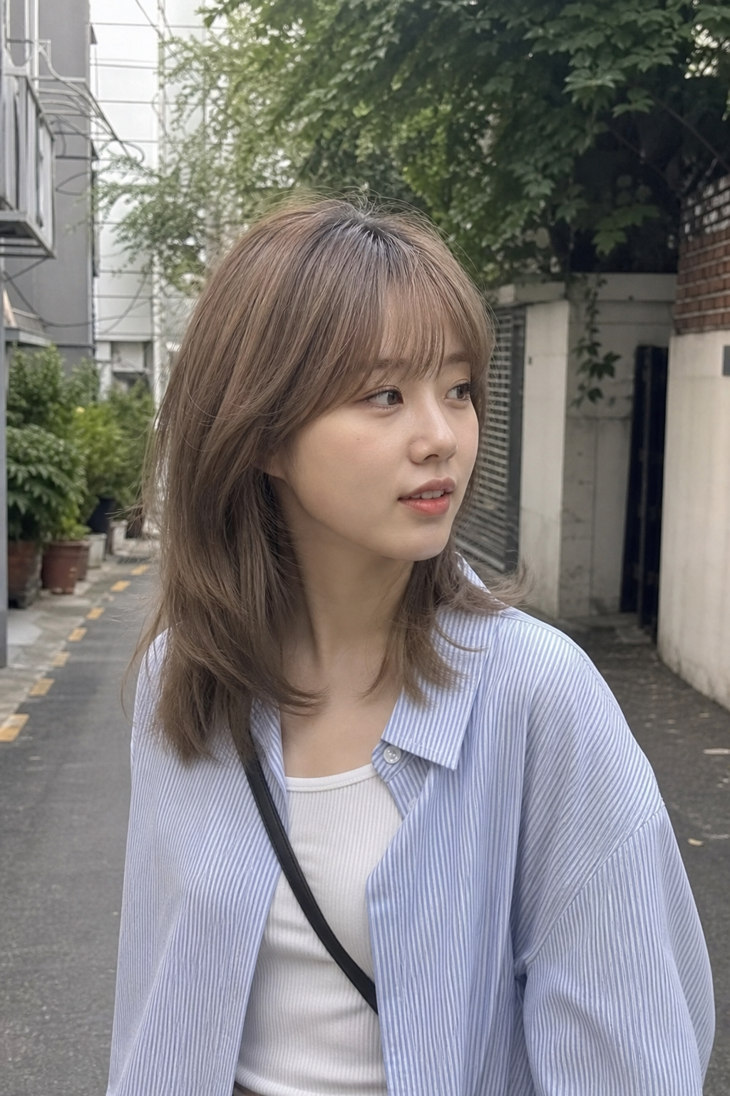 골목길에서 자연스럽게 드러나는 가벼운 레이어드 실루엣