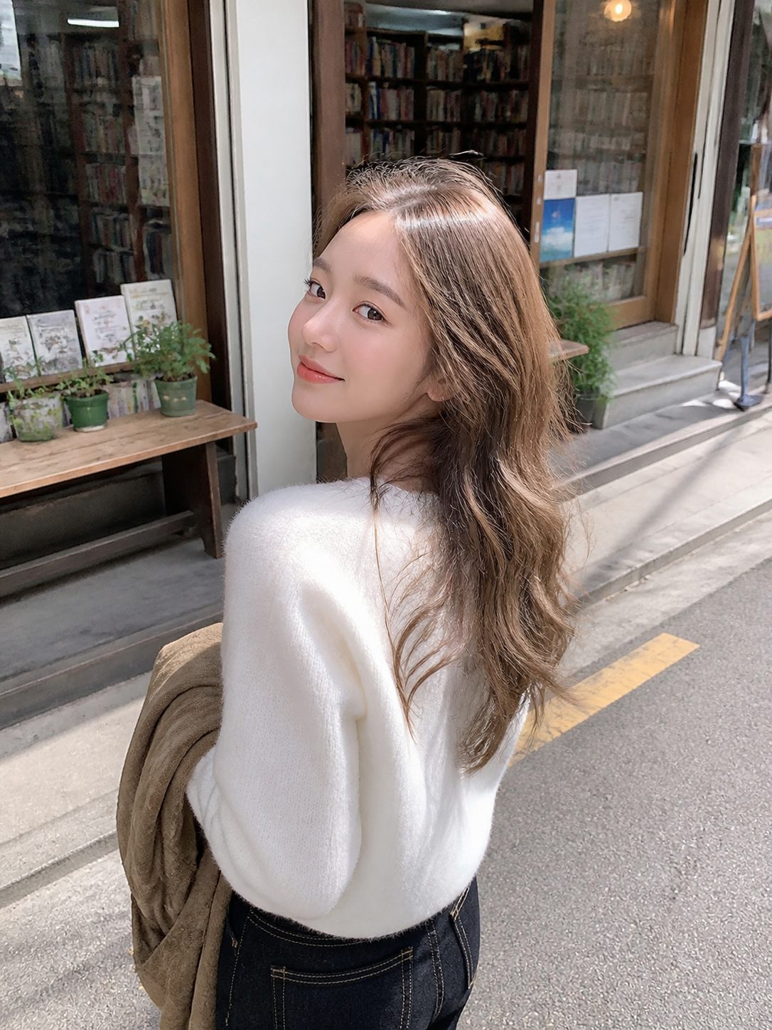 서점 앞에서 담은 단정한 실루엣