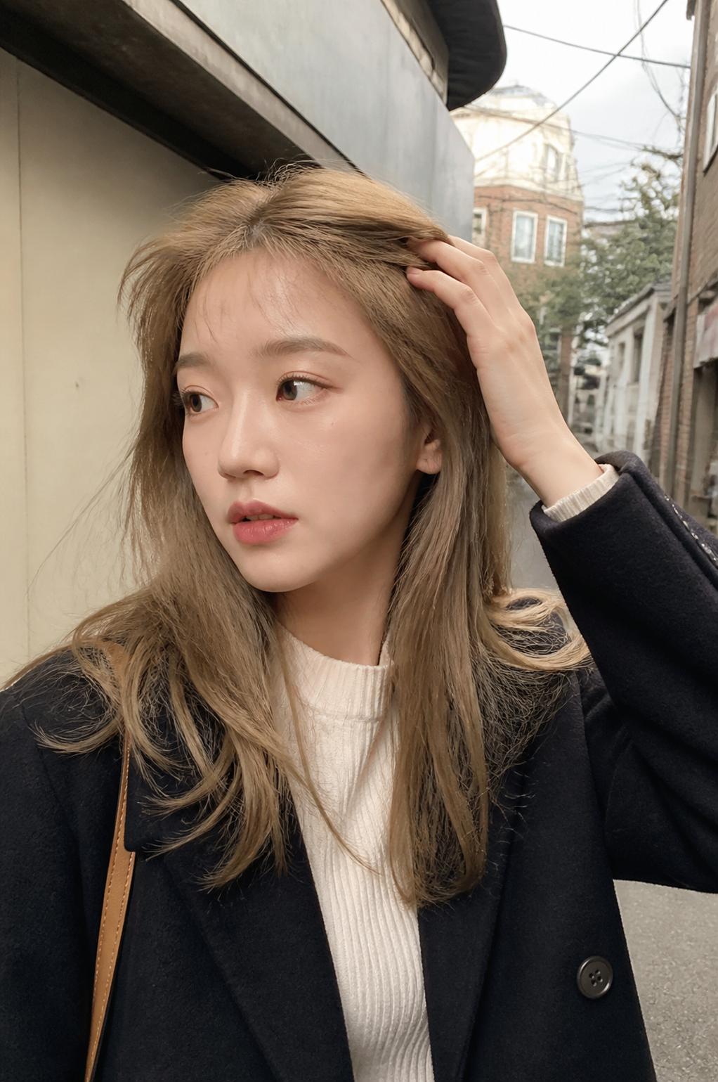 골목길에서 자연스럽게 보이는 정돈 헤어