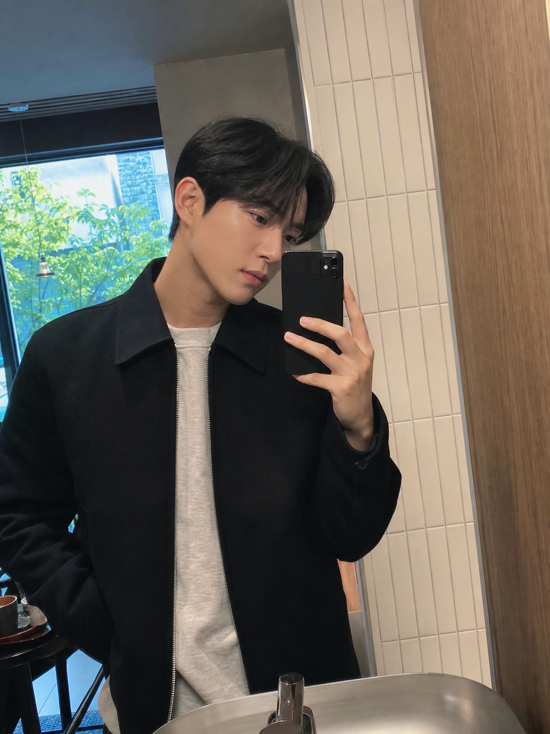 카페 거울 셀카 속 내추럴 시스루 리프컷