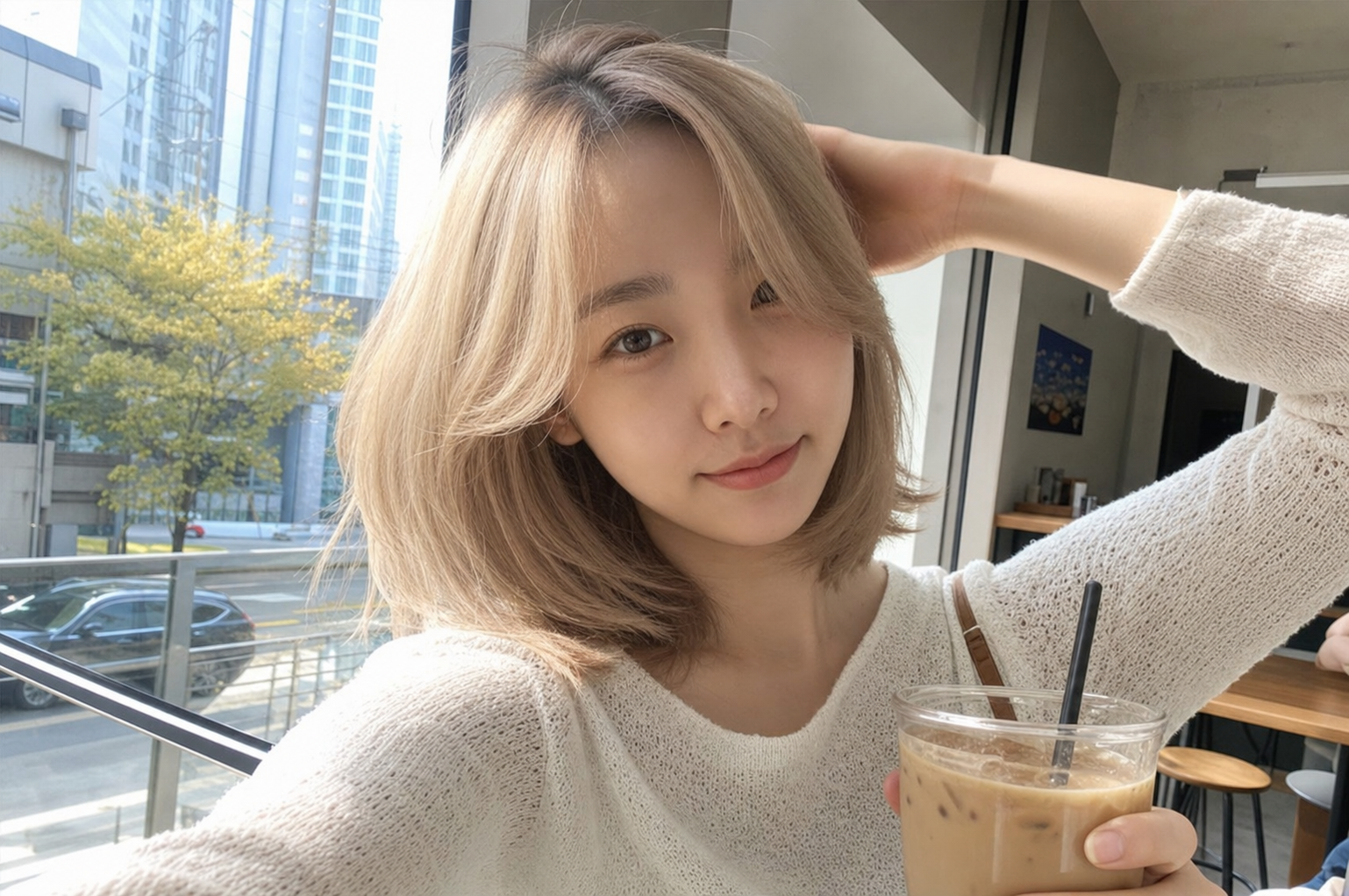 카페 창가에서 자연광으로 보이는 앞머리 없는 긴생머리