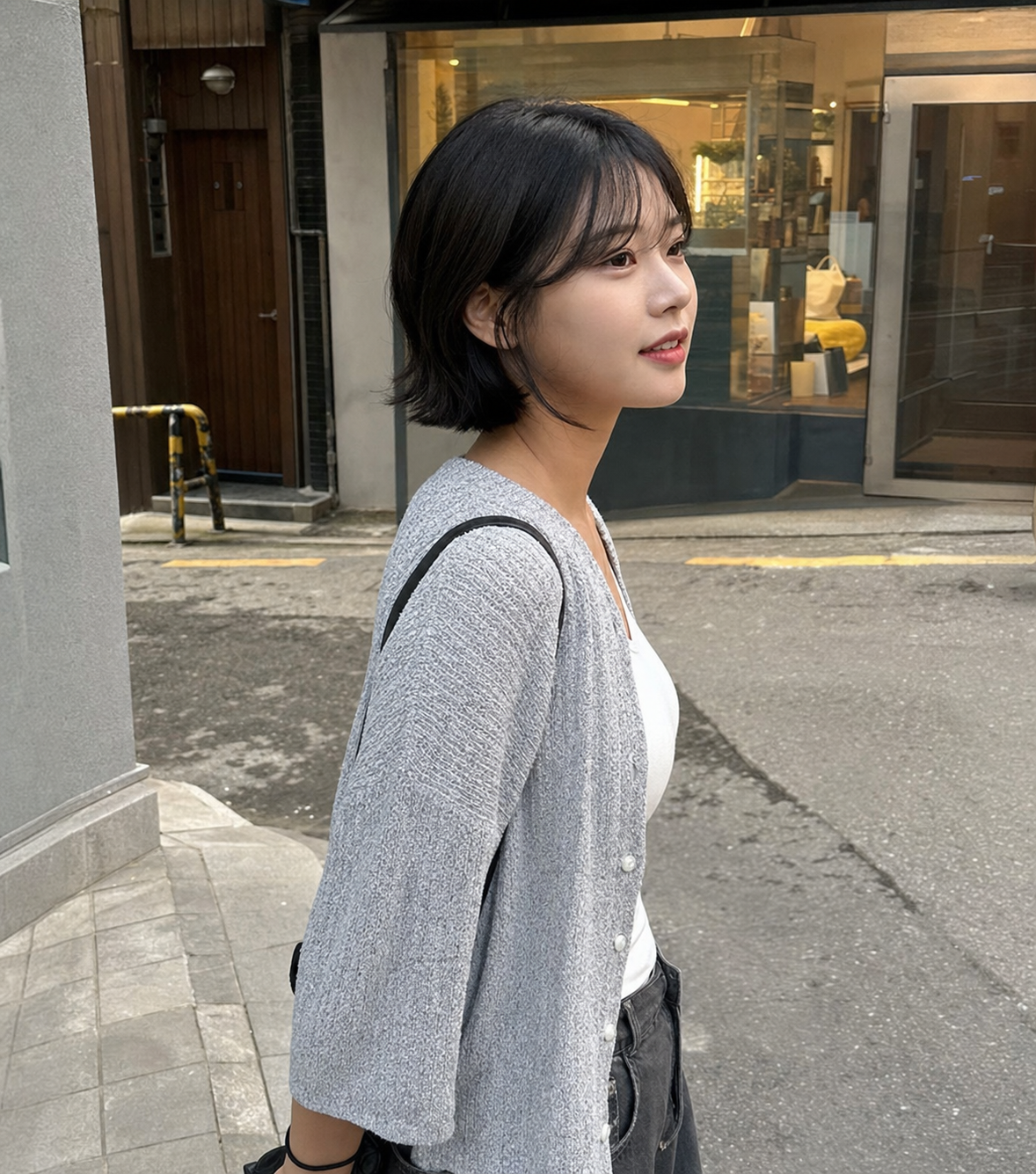 골목길에서 포착된 자연스러운 측면 웨이브 헤어