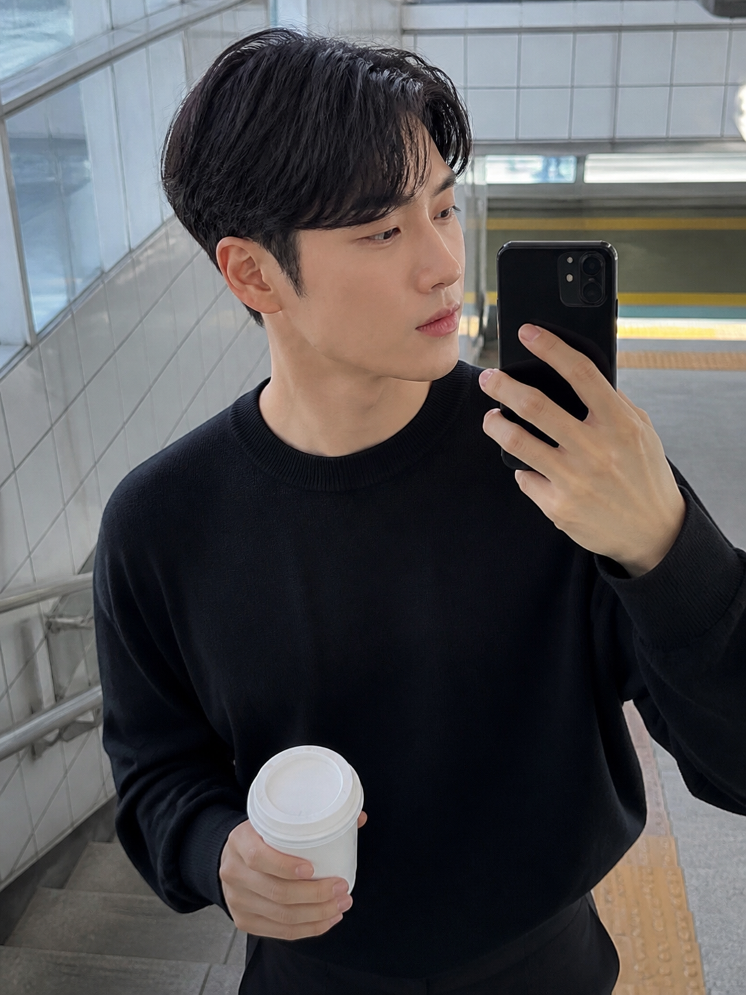 지하철역 거울 셀카로 담은 내림머리 댄디컷 느낌