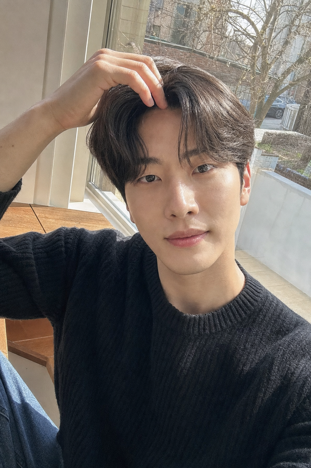 카페 창가 셀피 느낌의 자연스러운 중단발 레이어드