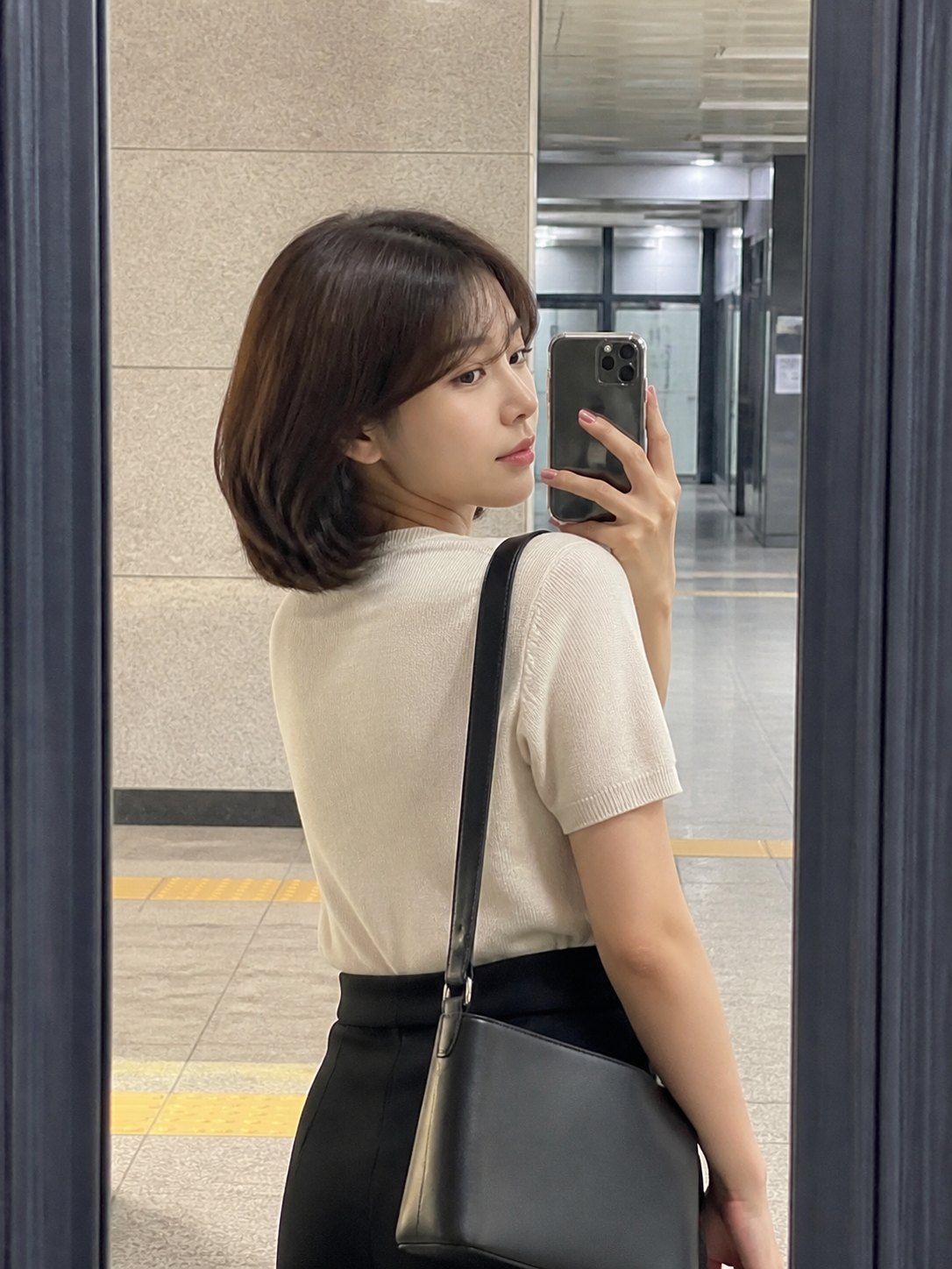 지하철역 거울 셀카 톤의 시크한 중단발