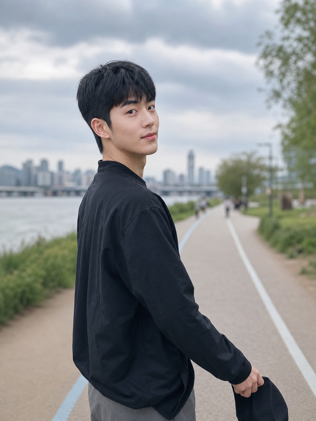 한강공원 산책 중 드러나는 옆머리와 볼륨